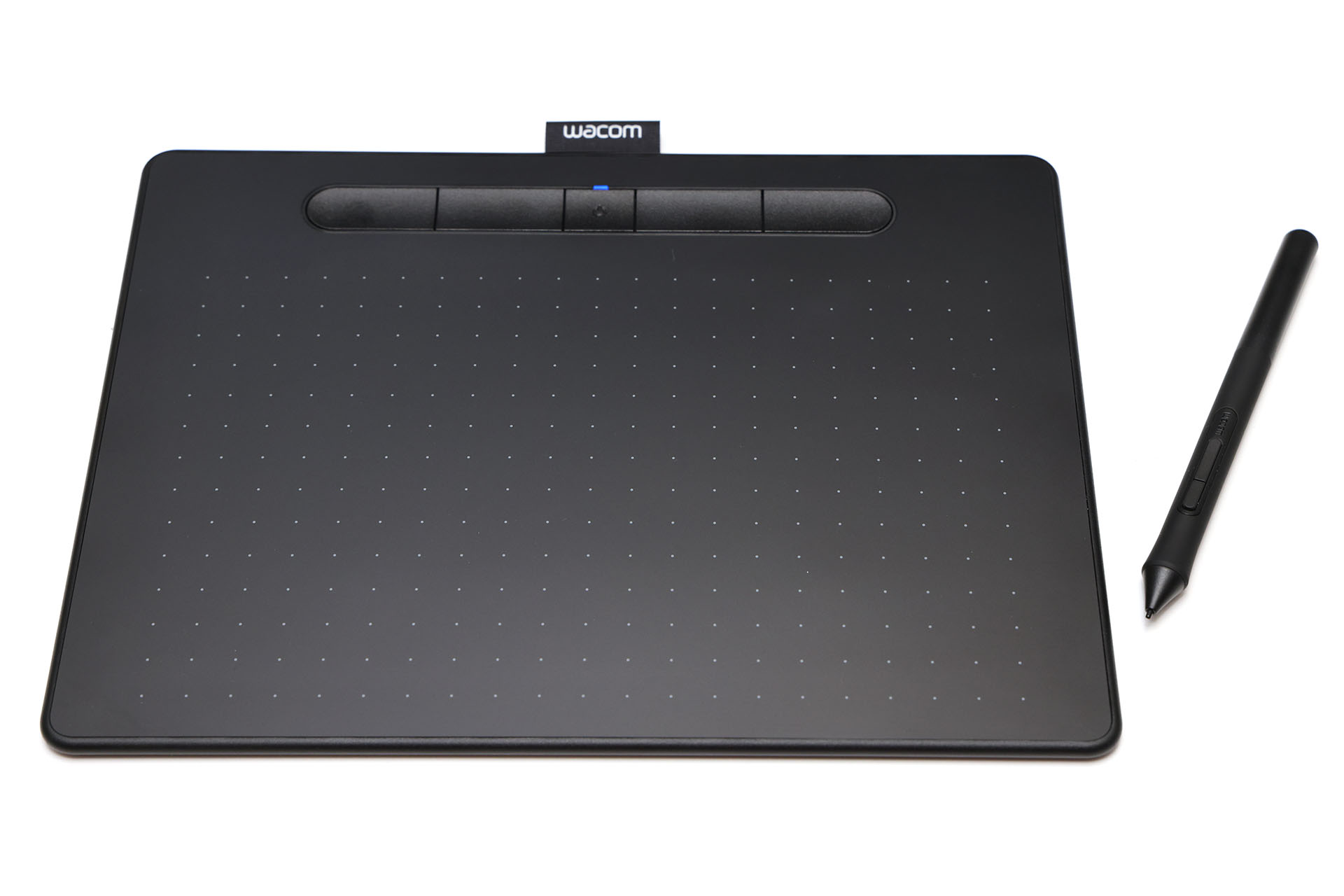「Intuos Medium ワイヤレス」と呼ばれるペンタブレットで、ワコムストア価格は2万1780円。【Amazon.co.jp限定】品は2万369円で、それがプライムデーセールで1万6132円だった。