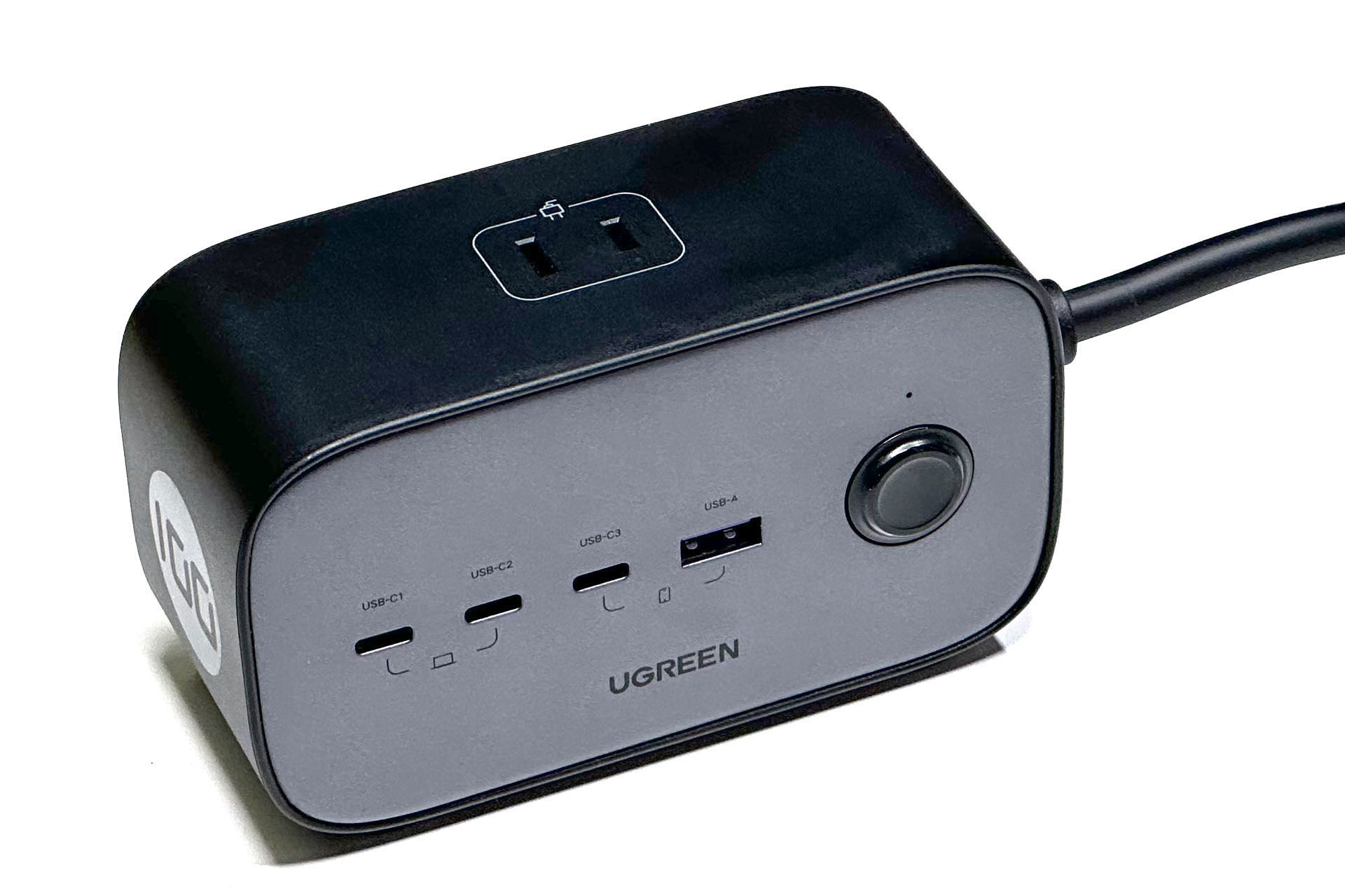 こちらは「UGREEN DigiNest Pro 100W」。USC-C×3とUSB-A×1の給電ポートを備えたマルチタップだ。USBポート出力は合計100W。右の丸いのは、通電を一括して遮断できるスイッチだ。