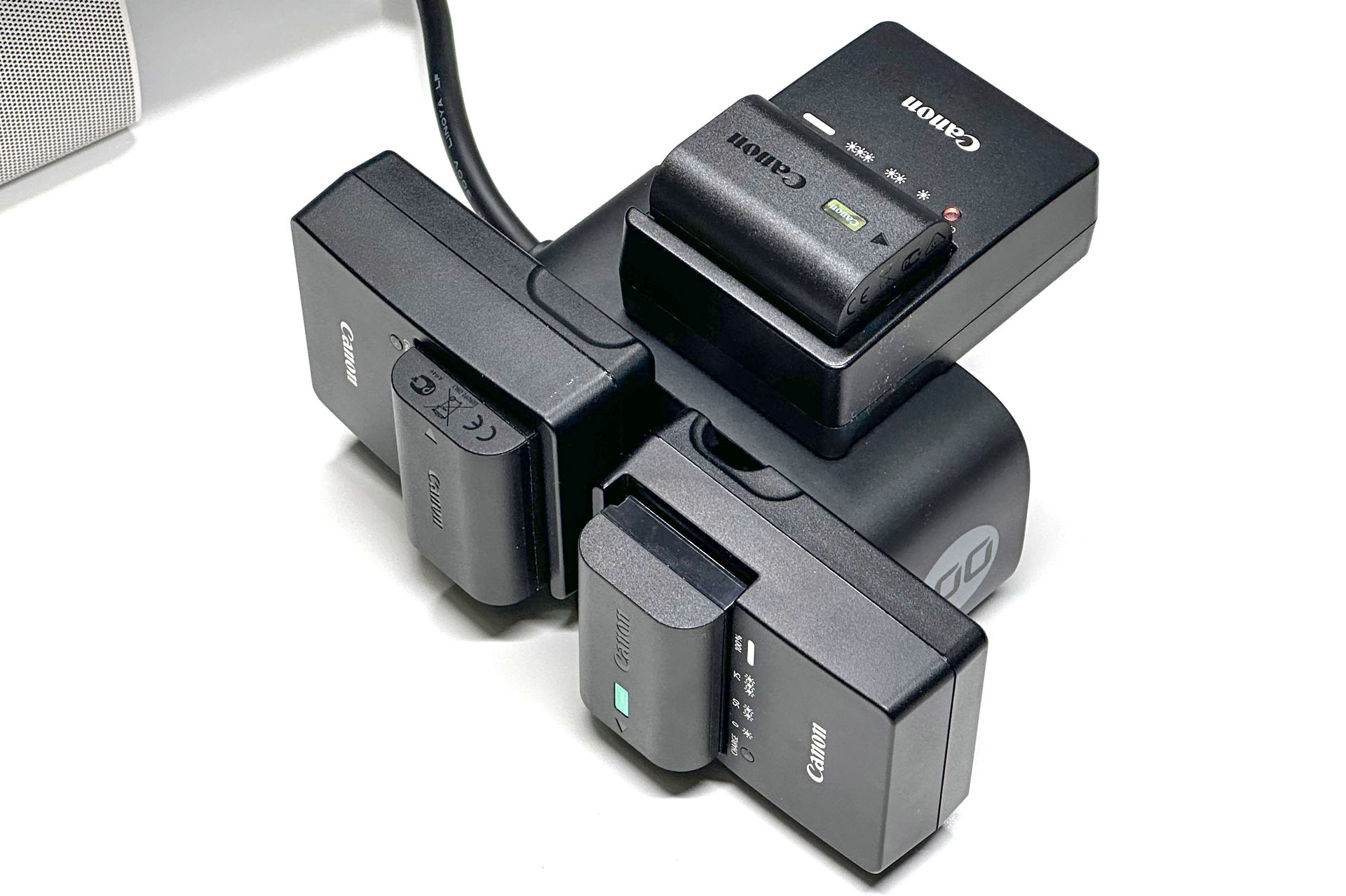 3つのACアダプターをセットしてバッテリーを充電中。もちろんUSB出力も使える。