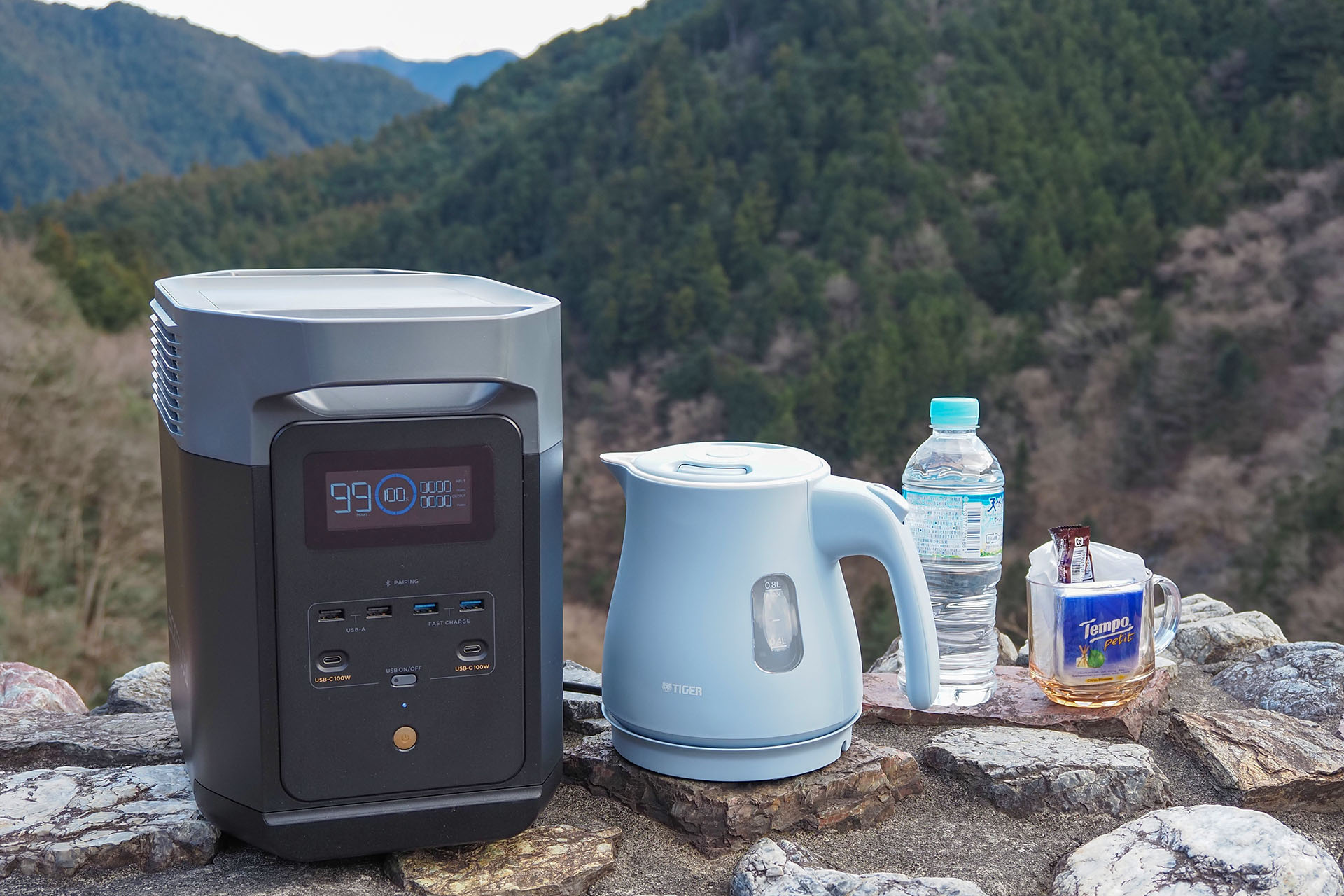 消費電力1300Wの電気ケトルも使えるので、アウトドアでコーヒーを淹れたりできる。自宅で使っている家電製品をそのまま外でも使えるのって便利♪
