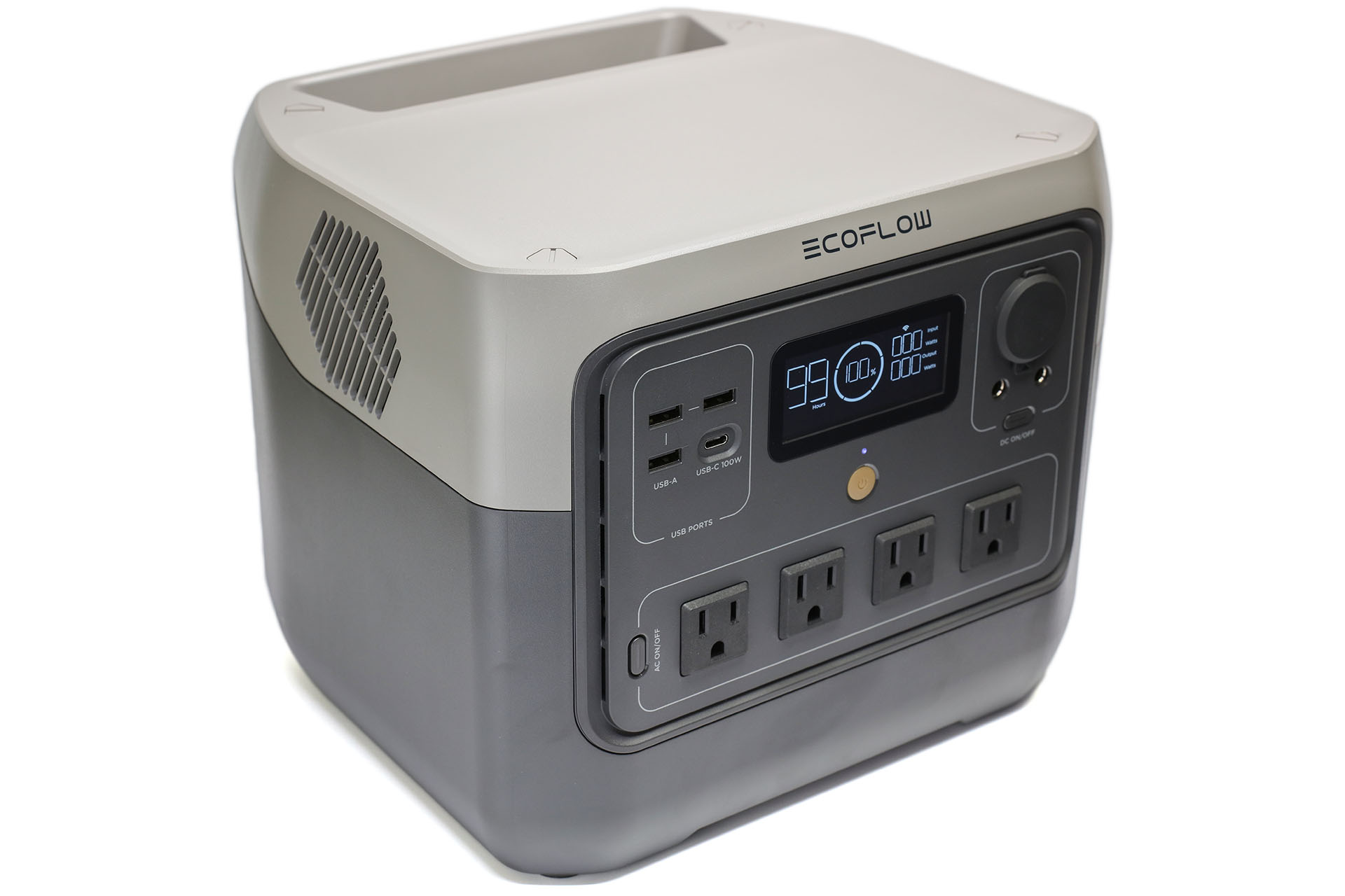 こちらはEcoFlow「DELTA 2」。容量768Wh（40Ah/19.2V）のポータブル電源で、ACアウトレット（コンセント）は4ポートあり、合計800W（サージ1600W）の出力がある。