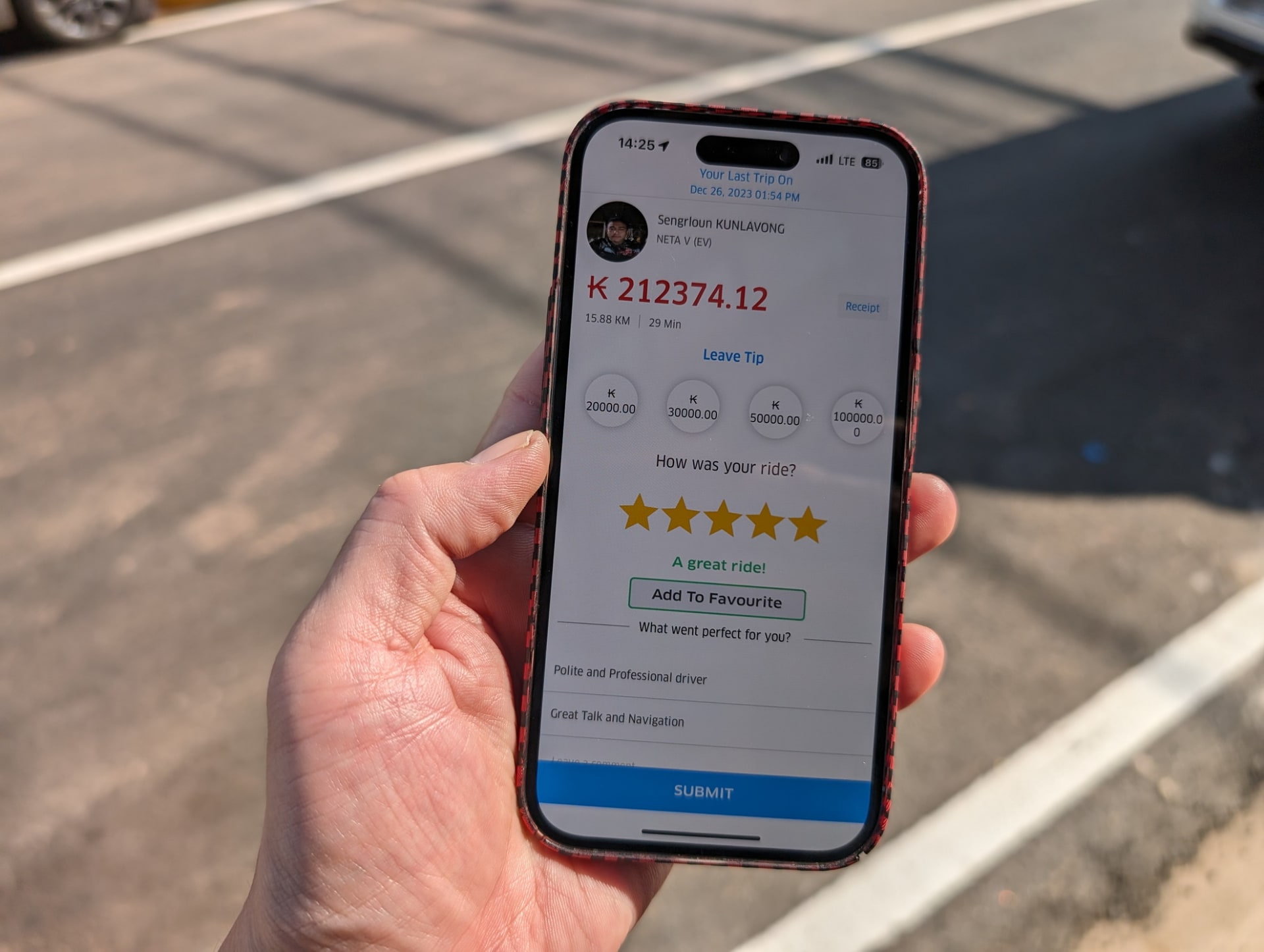 降車すると最終的な料金が表示され、「SUBMIT」をタップすると登録したクレジットカードから支払いが行われる