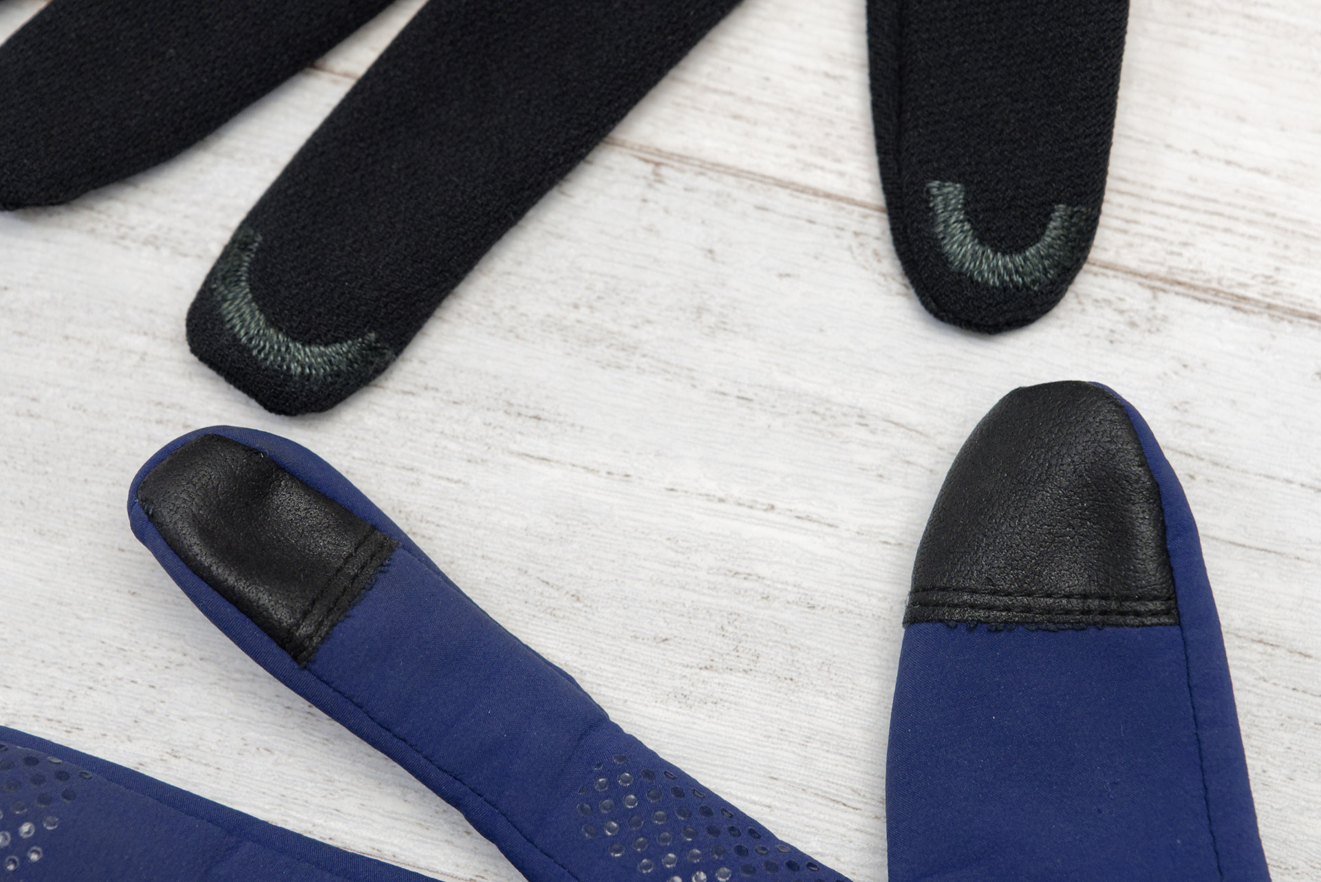 下が1年前に購入したモンベルの別シリーズの製品。導電性の素材が指先を広く覆っているせいで、ピンポイントでタッチしにくい