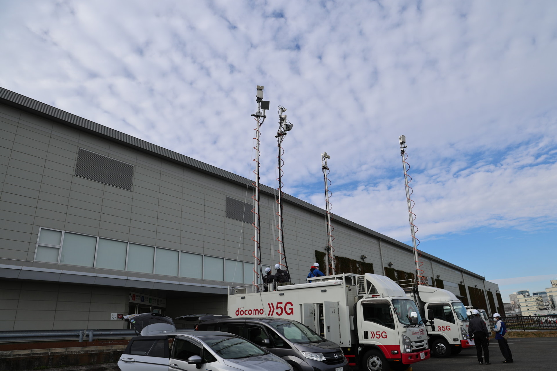 移動基地局車を合計4台設置。5G対応でトラフィック対策を図る