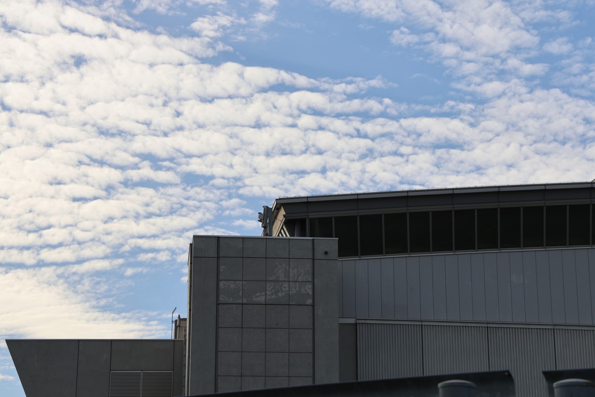 東123側トラックヤードや東8ホール側に5G基地局を設置し、混雑緩和を図る。これらは恒久的に設置される基地局となる