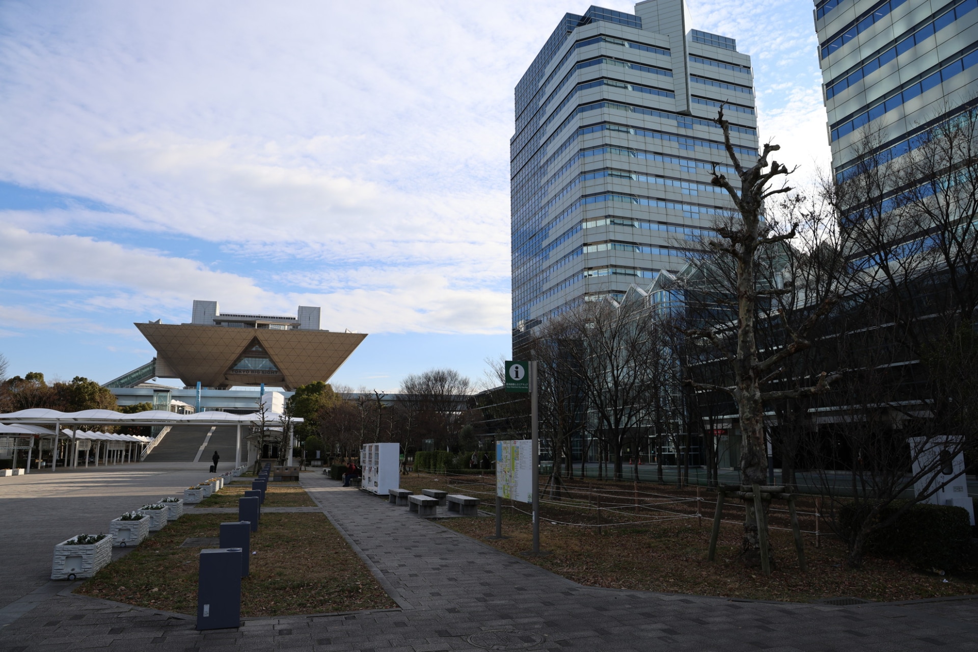 イーストプロムナードの既存基地局の調整や、仮設基地局の設置で、西待機列のトラフィック対策を図る