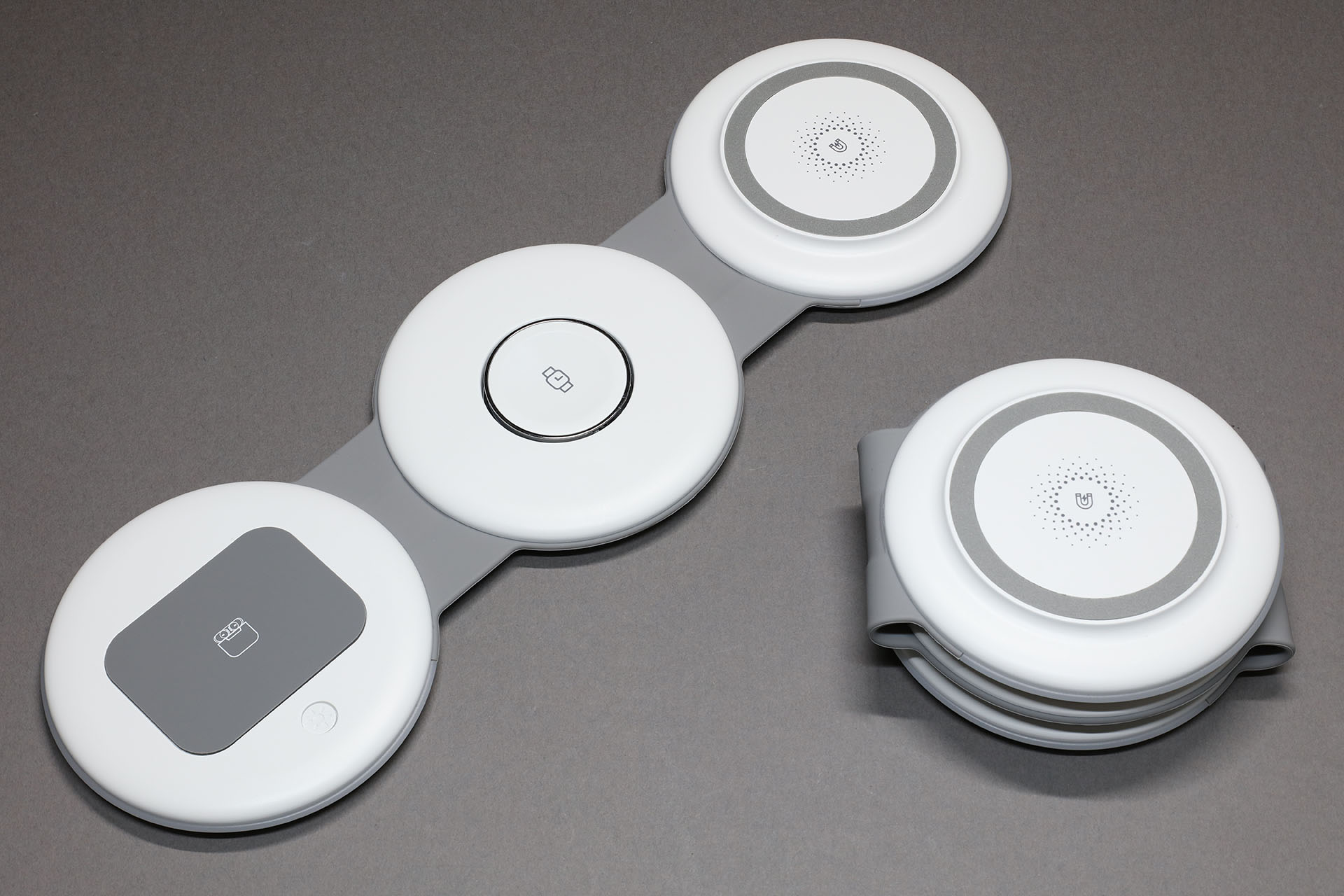 こちらはKINIVAブランドの「折りたたみ 3in1 充電スタンド」。現在は別のブランド名になっていてややこしいので商品リンクは割愛。