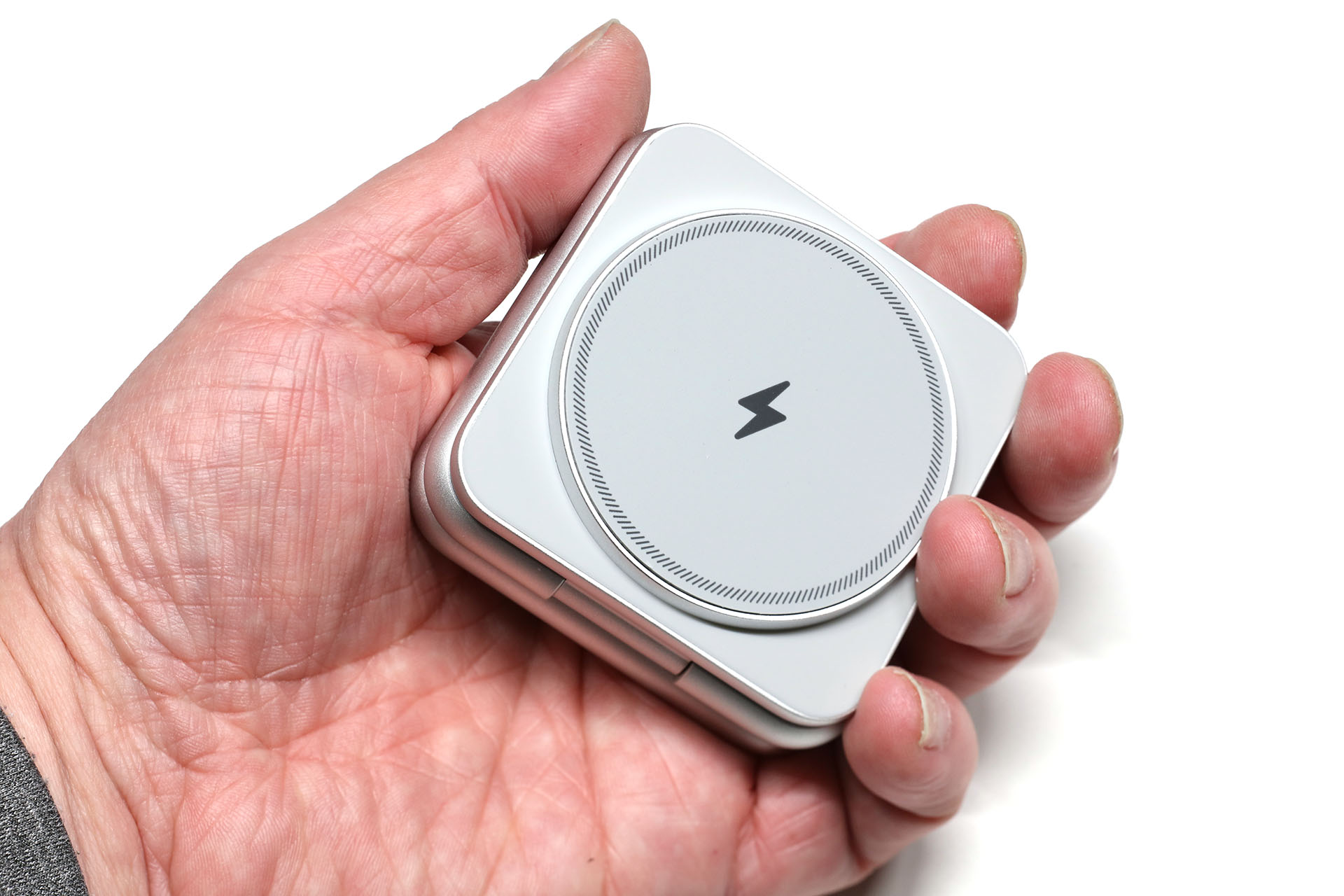 P1 Proのサイズは68×68×26mm。重さは205g。手のひらに収まるモバイル向けマルチ・ワイヤレス充電器だ。