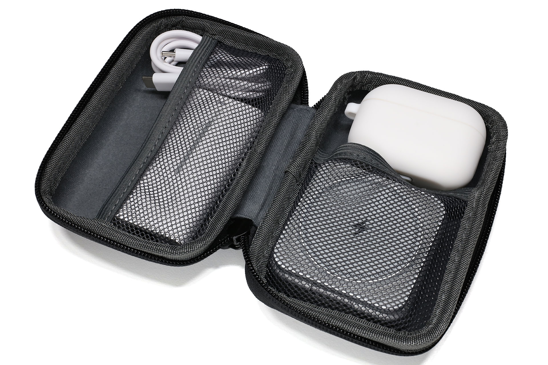 P1 ProとUSB-ACアダプター、USBケーブルが収まる。さらにAirPodsも入った。まだちょっと余裕がある。