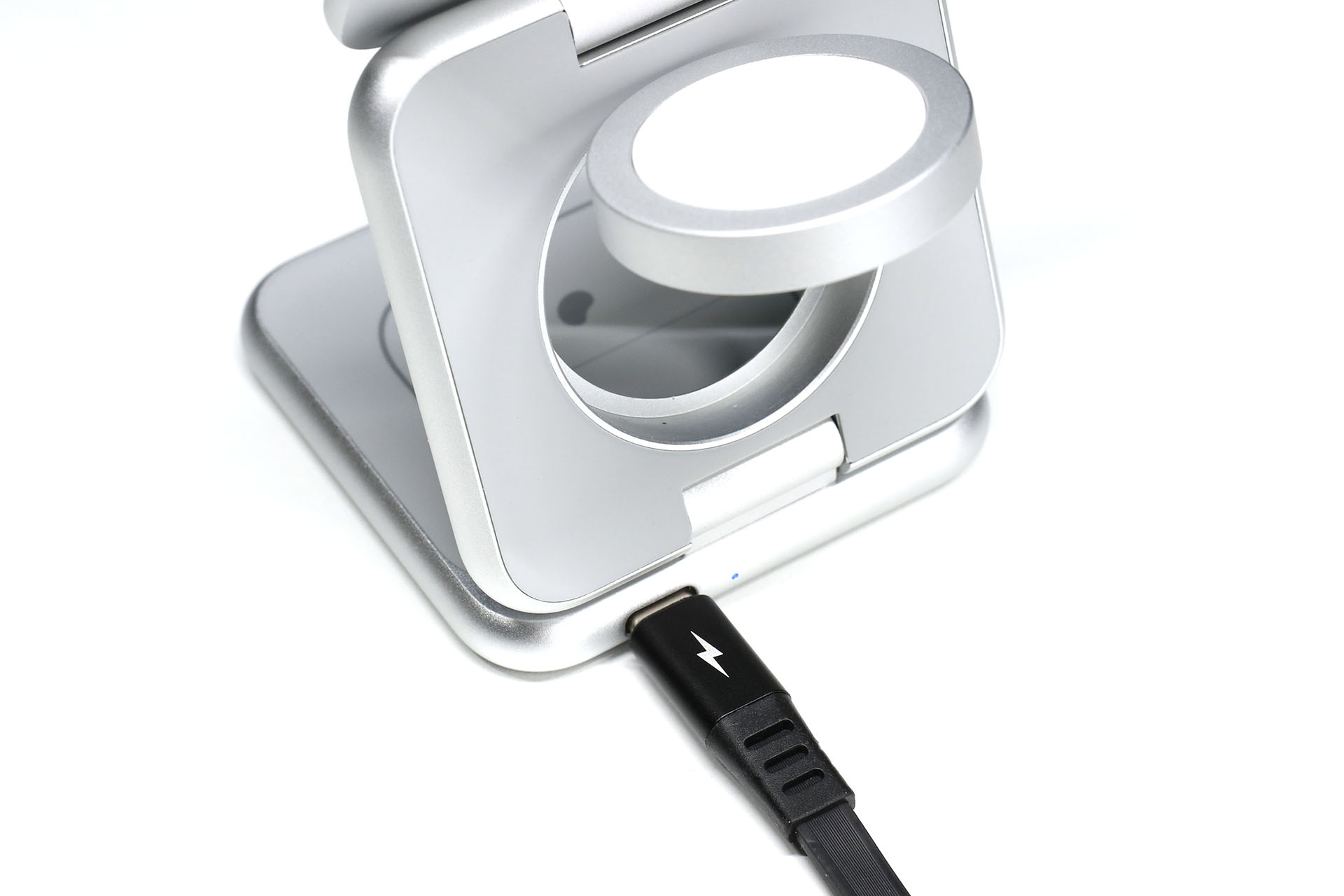 給電用のUSB-Cケーブルはスタンド後方左側につなぐ。USB-ACアダプターは25W以上のものが推奨されている。