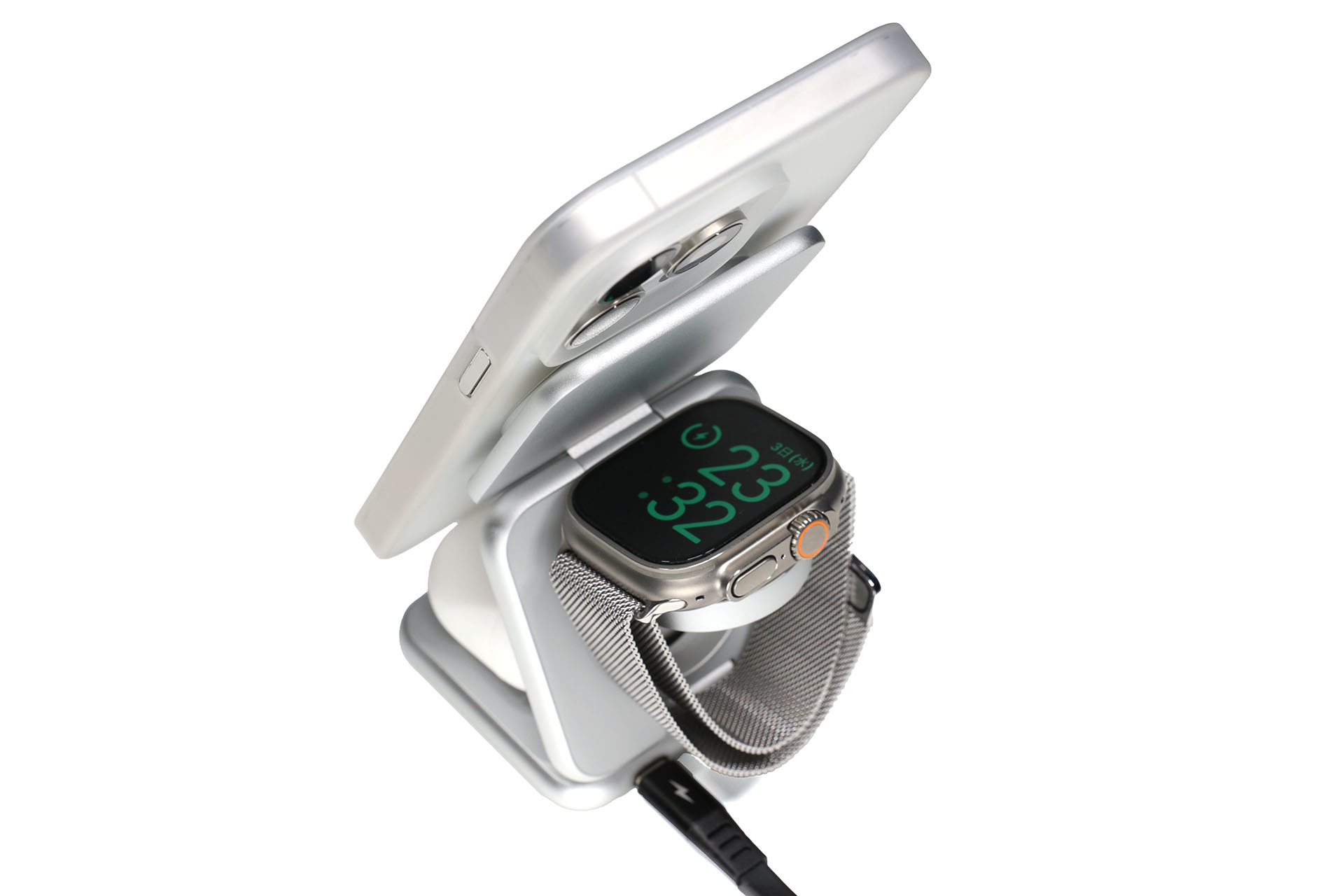 後方ではApple Watchを充電。