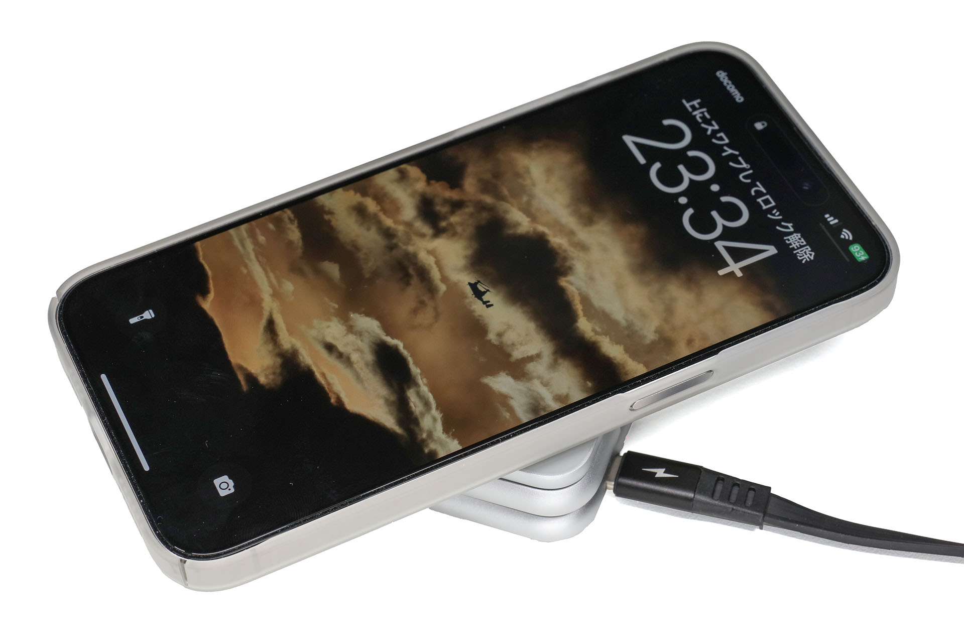 P1 Proを畳んだ状態でもMagSafe充電器部分は機能する。MagSafe充電器部はQi充電器でもあるので、畳んだ状態なら（MagSafe非対応でも）いろいろなQi充電対応機器をワイヤレス充電できる。