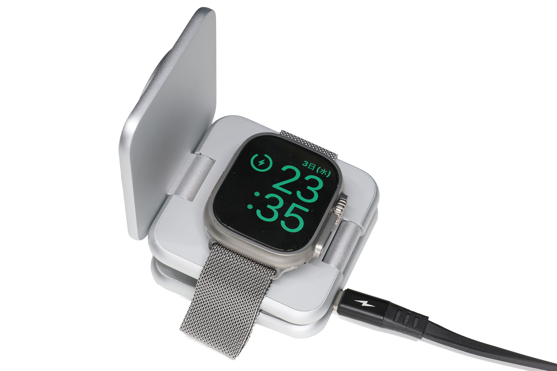 こちらはApple Watchを充電している様子。Apple Watch用の充電パッドを展開しなくても充電できる。ループバンドのApple Watchでも、パッド間に少し隙間を開けて通すことで充電できる。