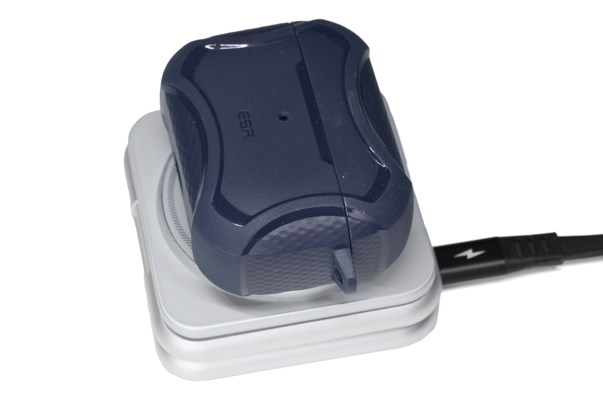 MagSafe充電器部はQi充電器でもあるので、Qi充電対応でもあるAirPodsを充電できる。