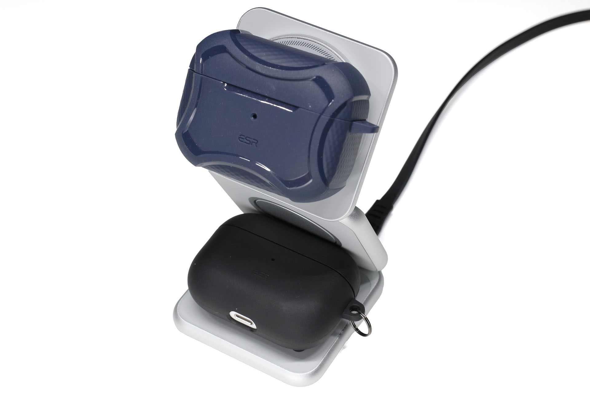 AirPodsケース部がMagSafe対応品であれば、こんなふうにMagSafe充電器部にマグネット吸着させて充電できる。下のAirPods充電器部を使えば、2台のAirPodsを同時充電可能だ。