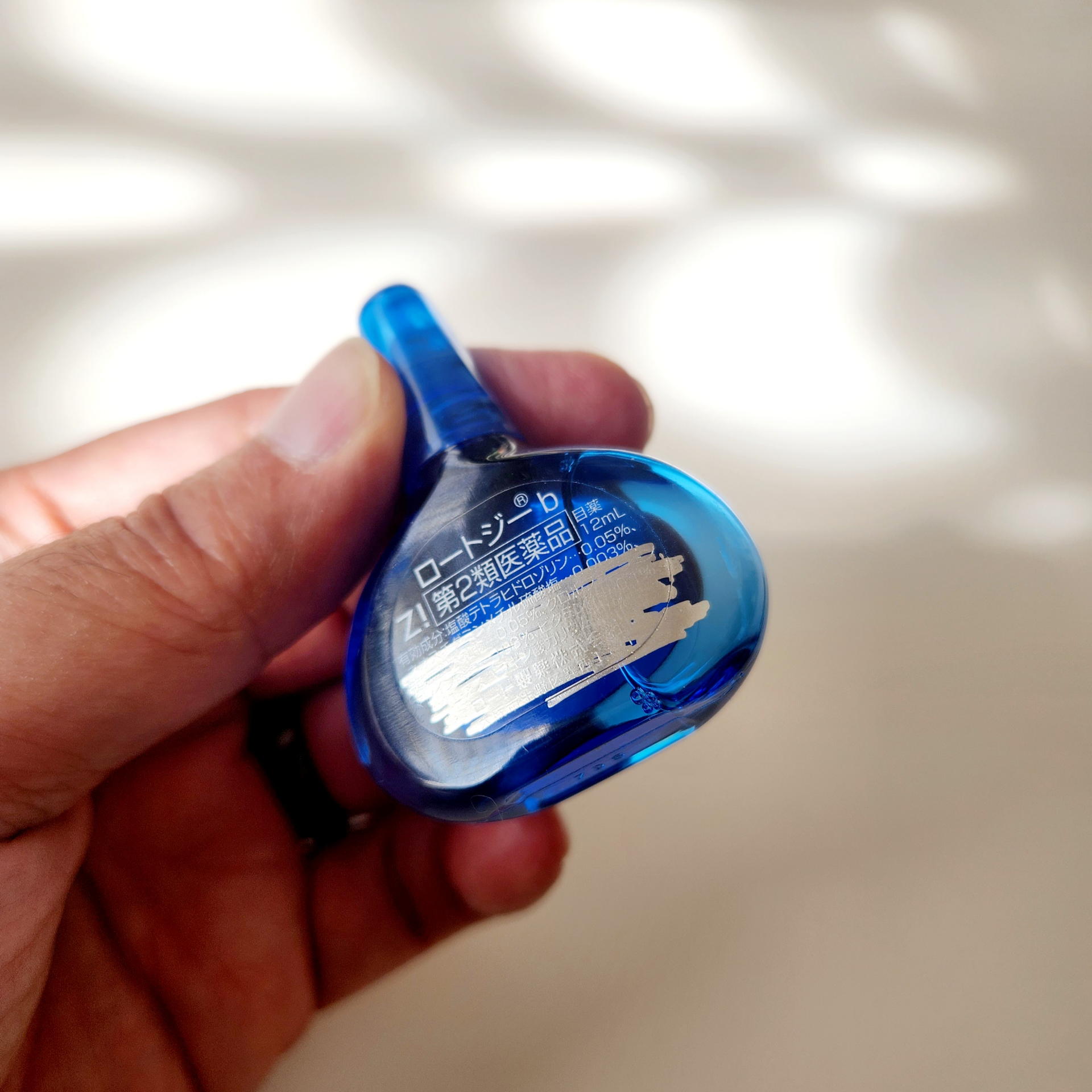 ちょっと湾曲している目薬の本体も塗りつ美してみた