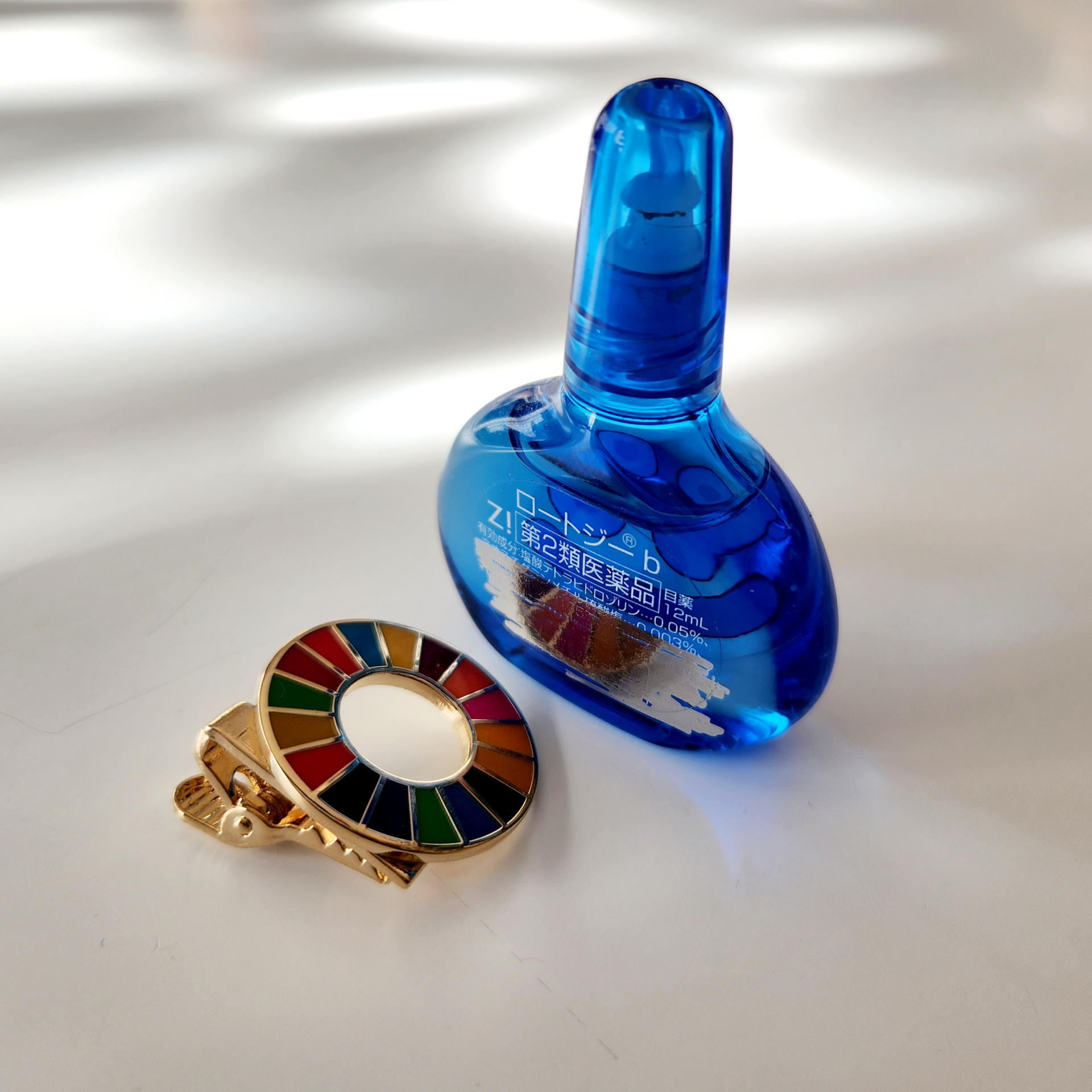 SDGsバッジが見事に反射する