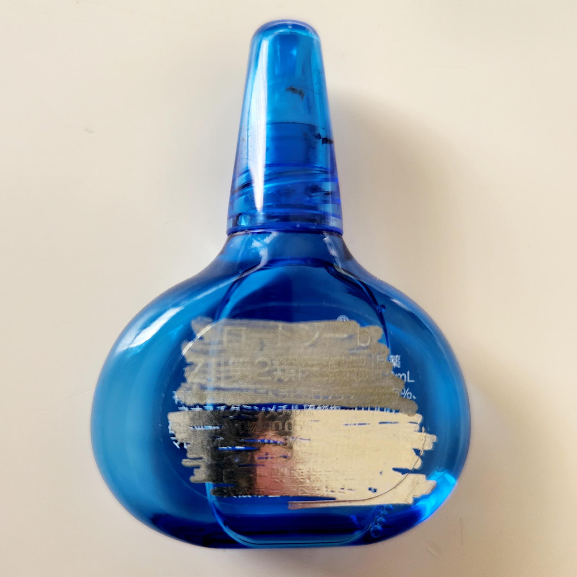 国内で売っている銀ペンはグレーっぽく見える（上）