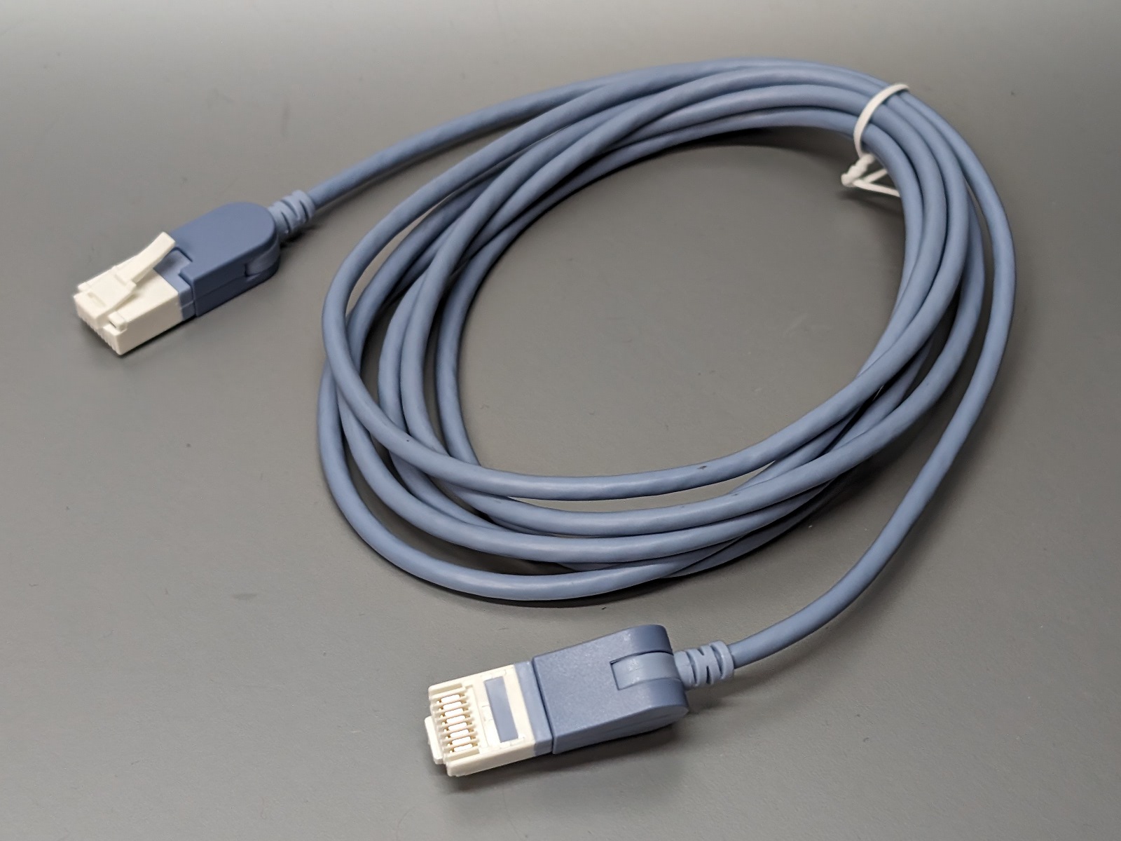 見た目は一般的なRJ45のLANケーブル。ケーブルの径は3.5mmとスリム