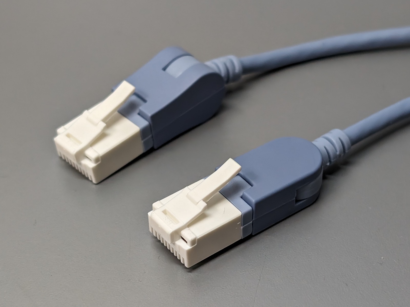 よく見るとRJ45コネクタの付け根部分の形状が異なる