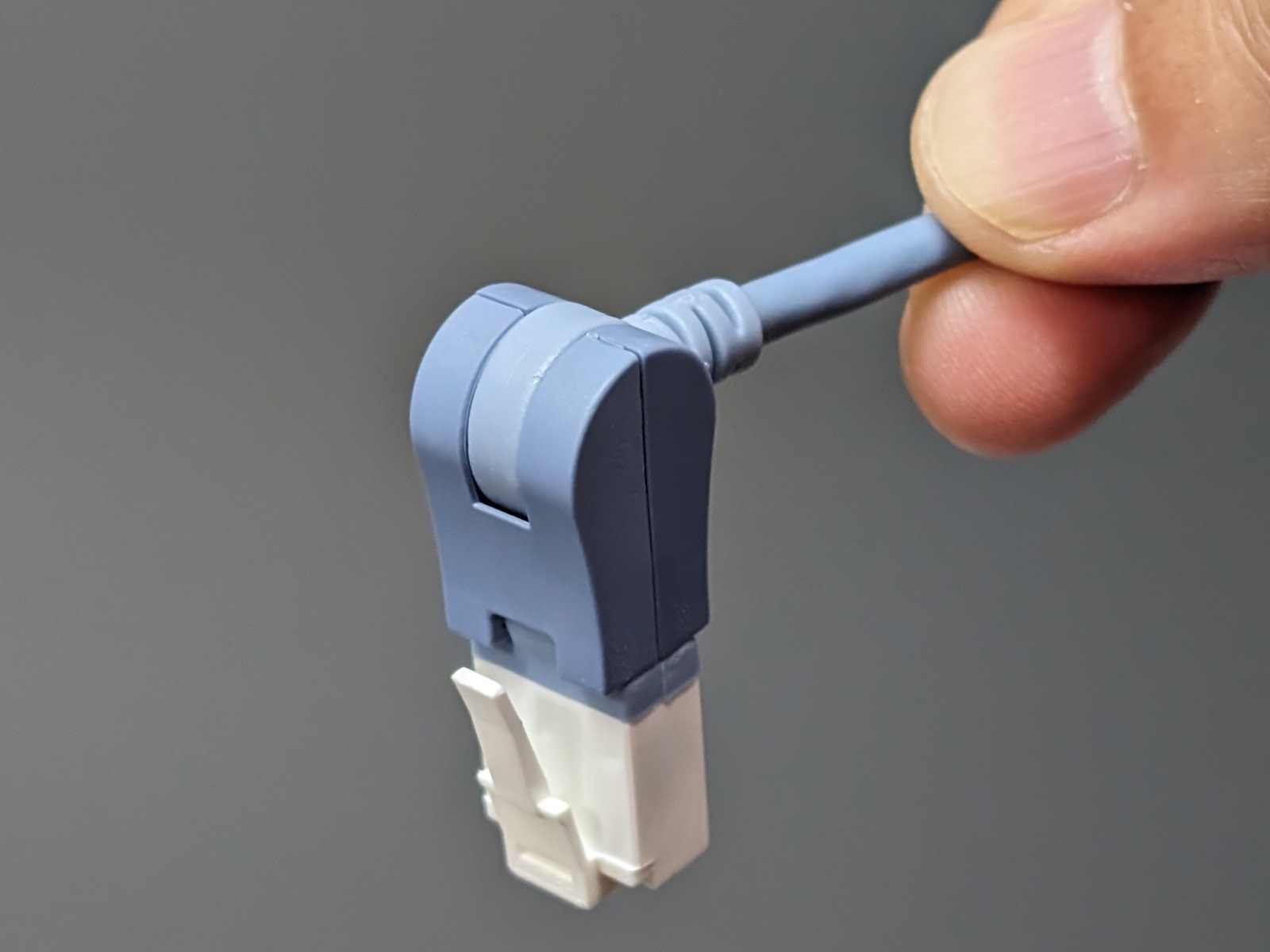 片方はコネクタが上もしくは下にスイングする