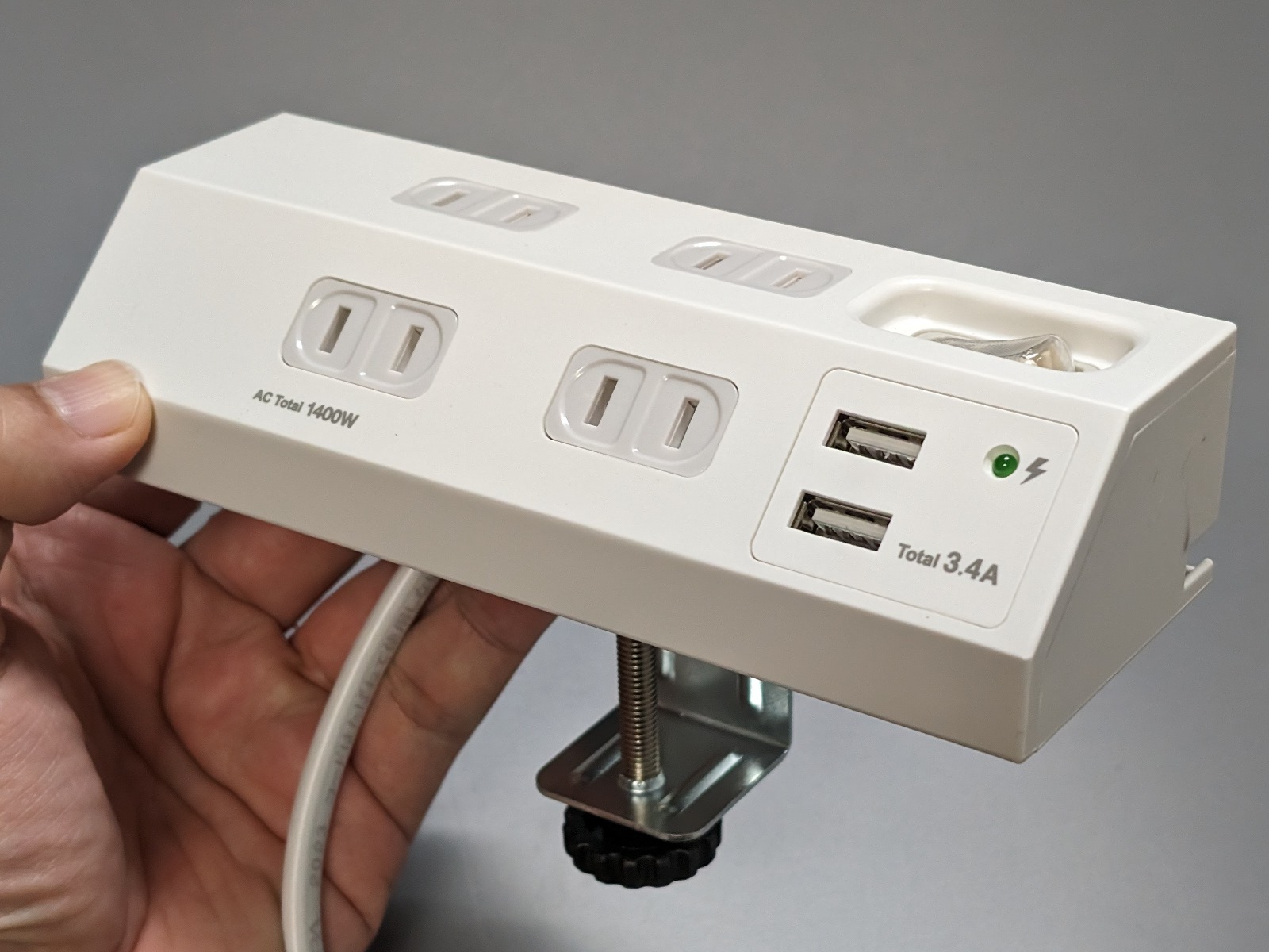 製品本体。クランプ付きの電源タップだ