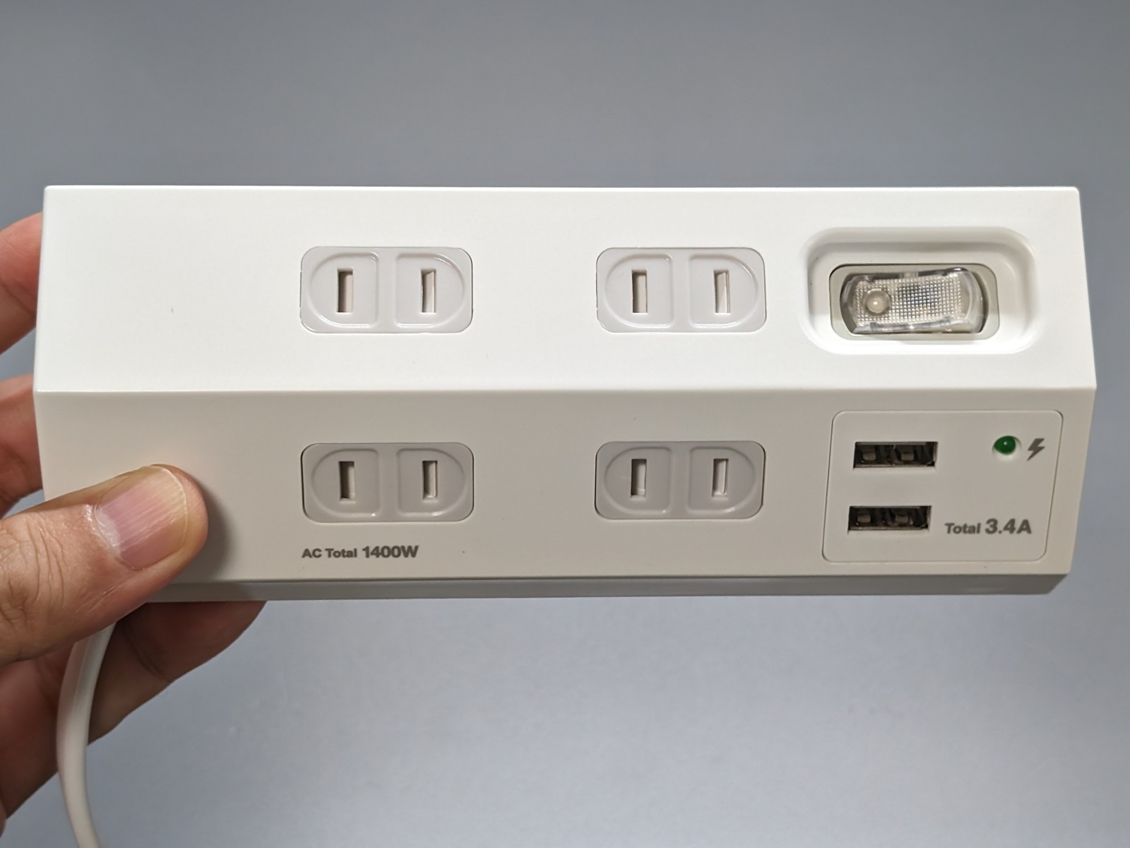 上下に4つのコンセント口を備えるほか、USBポート×2も搭載。さらに集中スイッチも備える