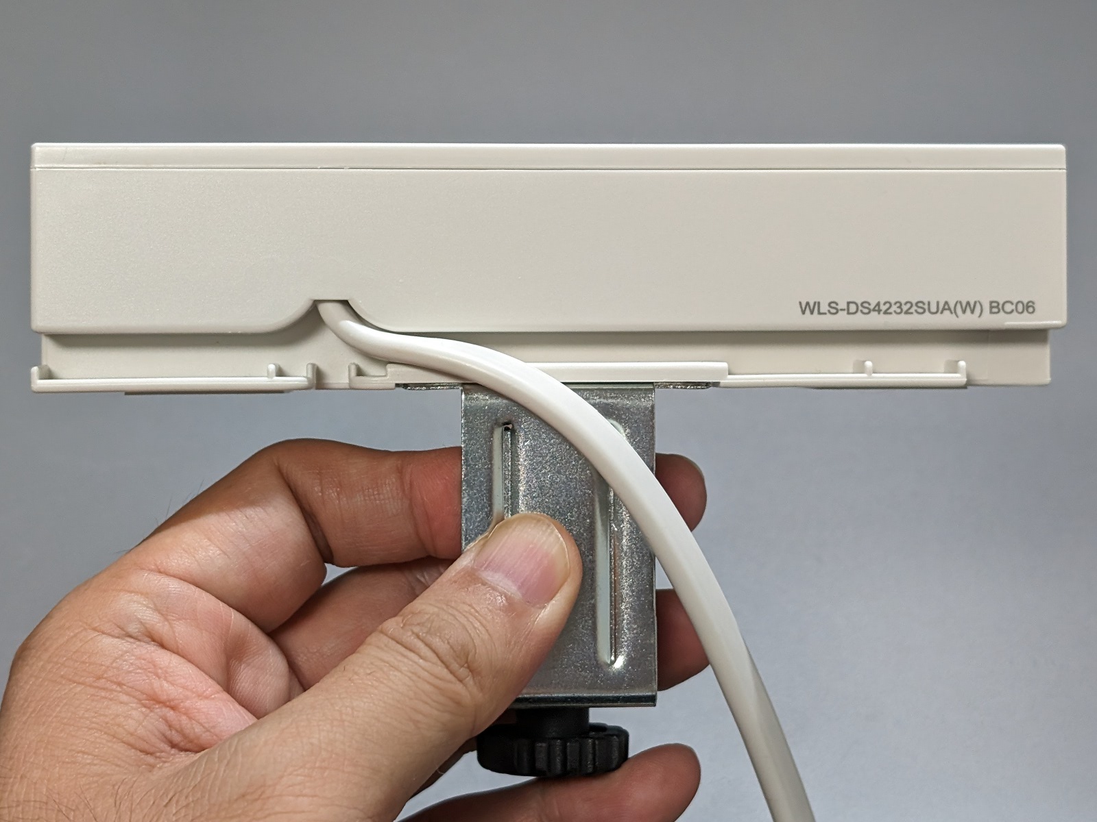 コードは配線の向きに合わせて左右どちらからでも出せる