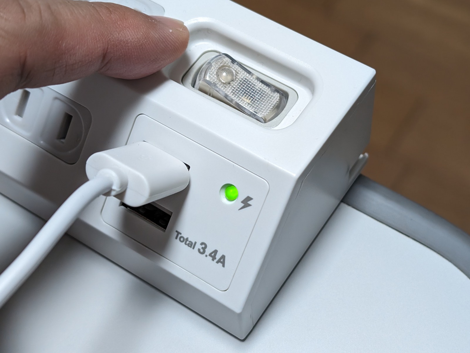 集中スイッチを搭載。ちなみにUSBポート横のLEDは雷サージが有効なことを示している