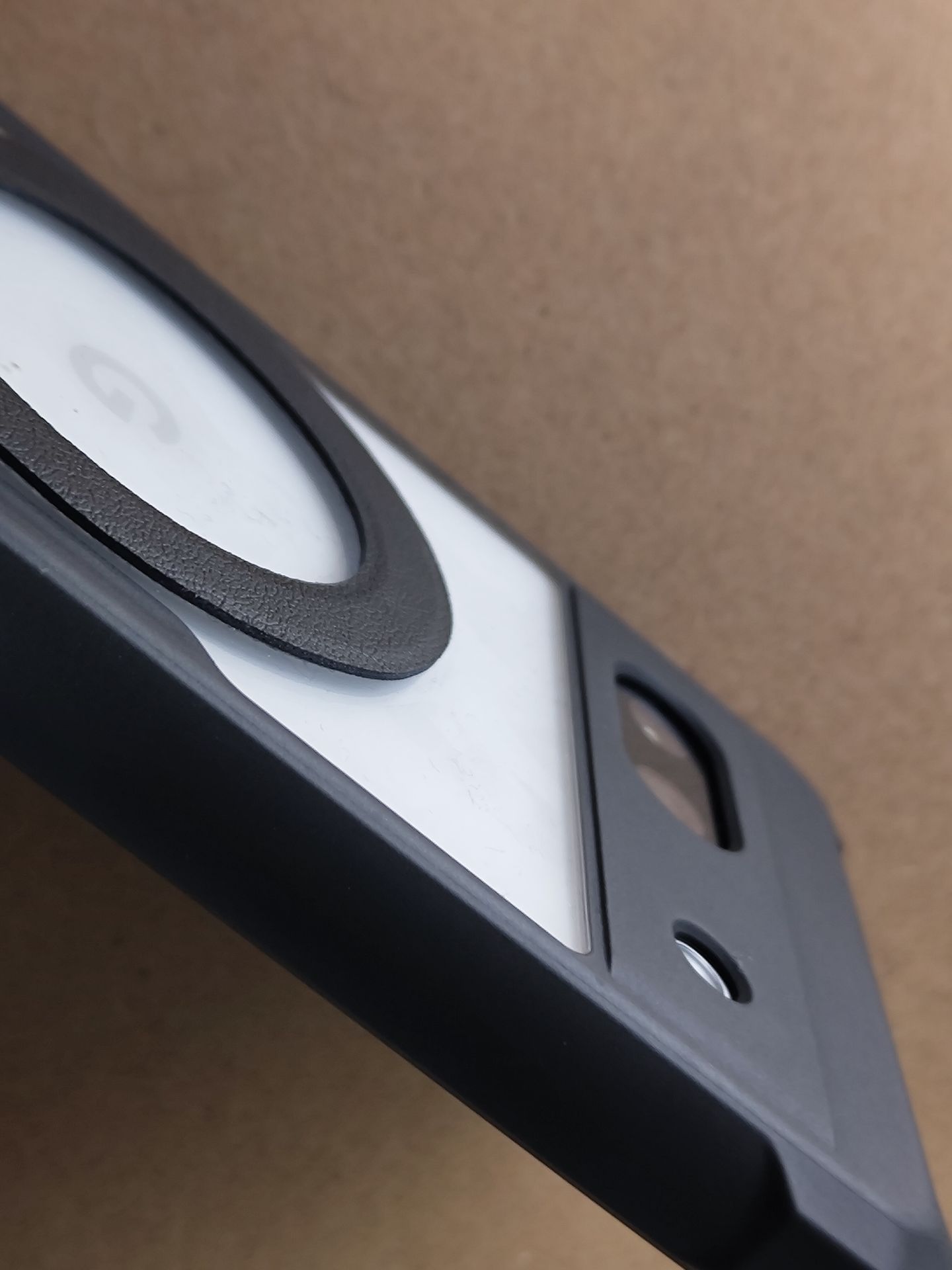 リングを貼ると手に持ったときに違和感があるかなと思ったのですが、リング自体の薄さもあって意外と気になりませんでした