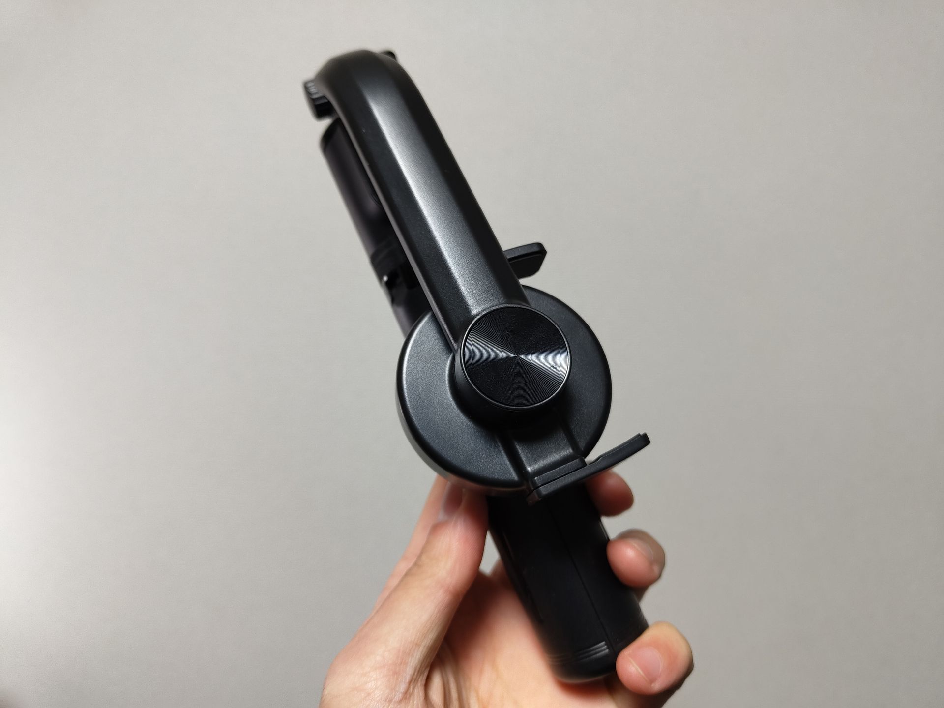 折りたためる自撮り棒。マグネットに加え、スマートフォンを固定するバネ式の機構も一応あります