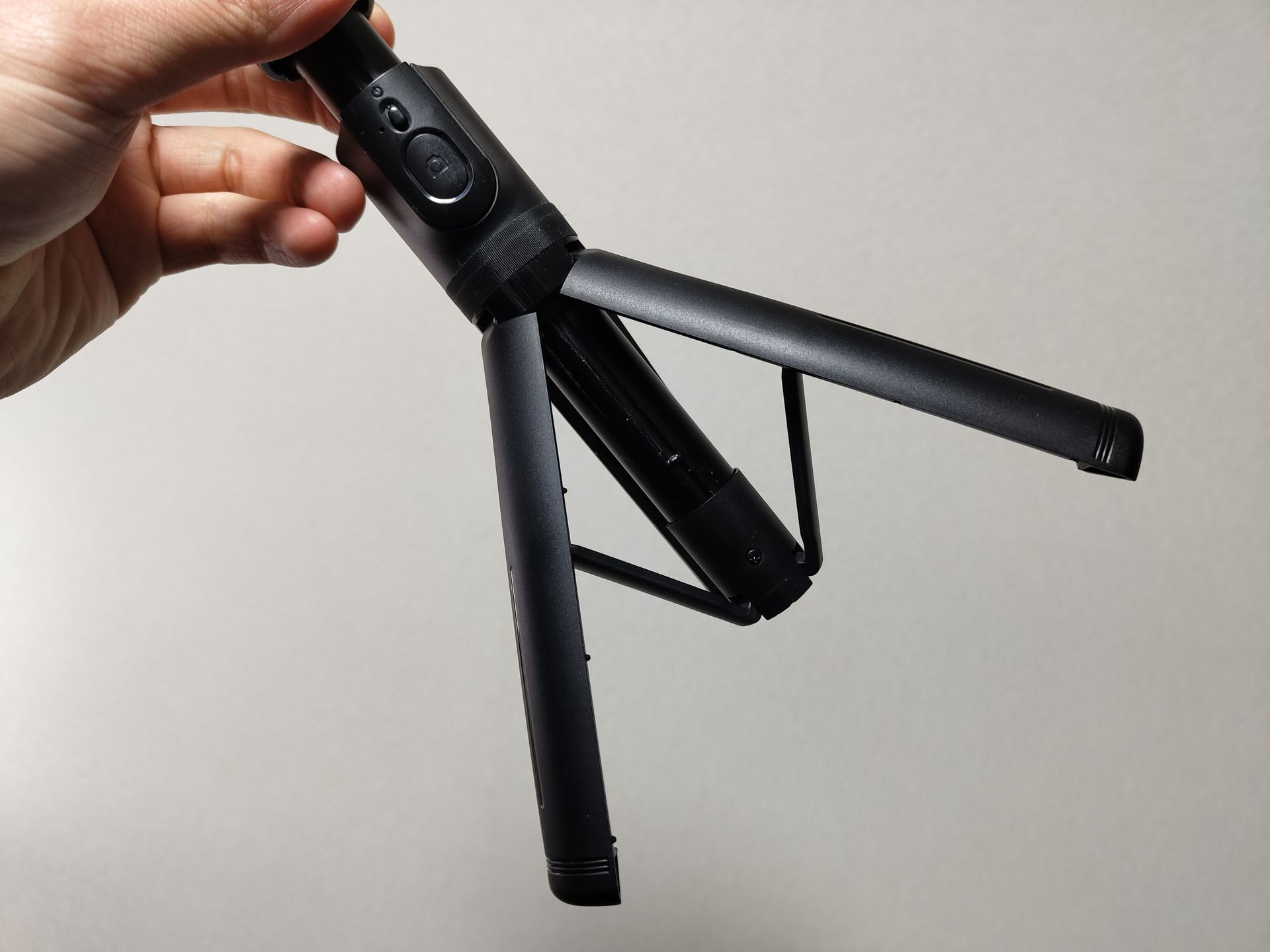 持ち手は三脚にもなるしくみ。持ち手部分にはBluetoothリモコンも収納できてとても便利