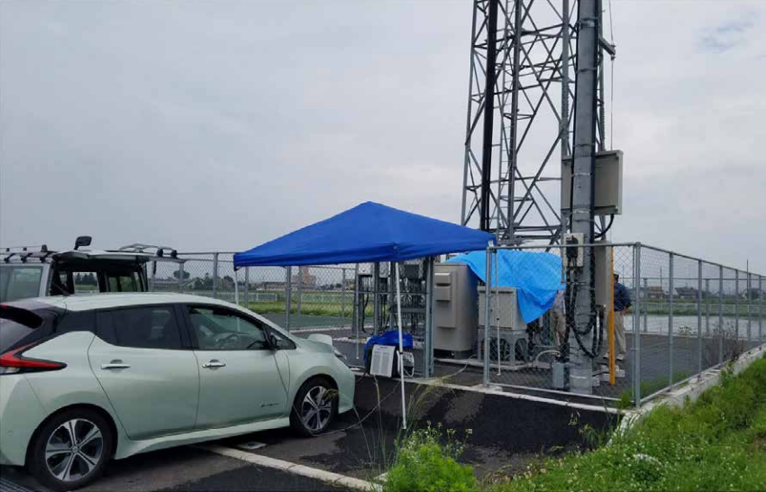 EVと基地局を接続し給電している様子