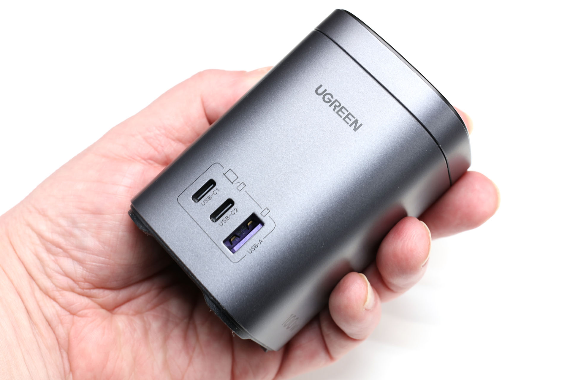 Nexode MagSafe充電器のサイズ・重量は、高さ90×幅60×奥行き60mmで重さは598g（ともに実測値）。コンパクトだがズッシリとくる。