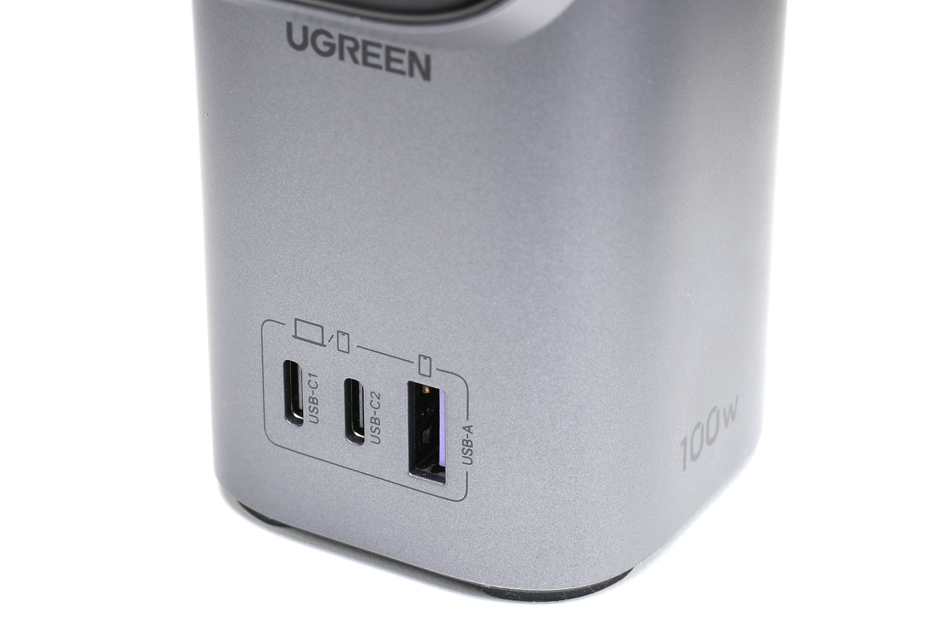 本体下部にはUSB-C×2とUSB-A×1の給電用ポートがある。