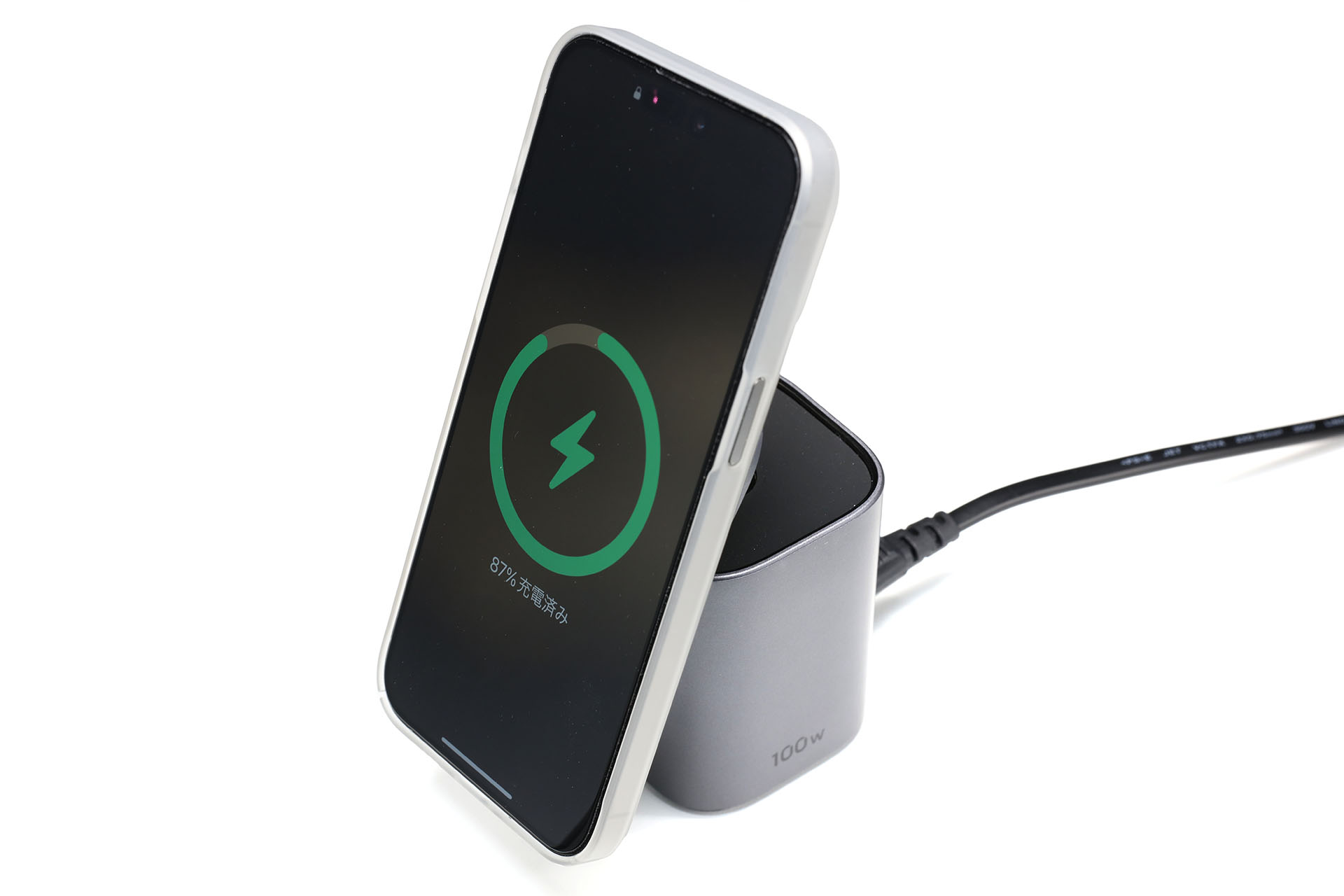 MagSafe対応iPhoneをセットした様子。端末はiPhone 15 Pro Maxだ。充電器側のMagSafe磁力は十分強く、端末を近づけるとしっかり吸着される。