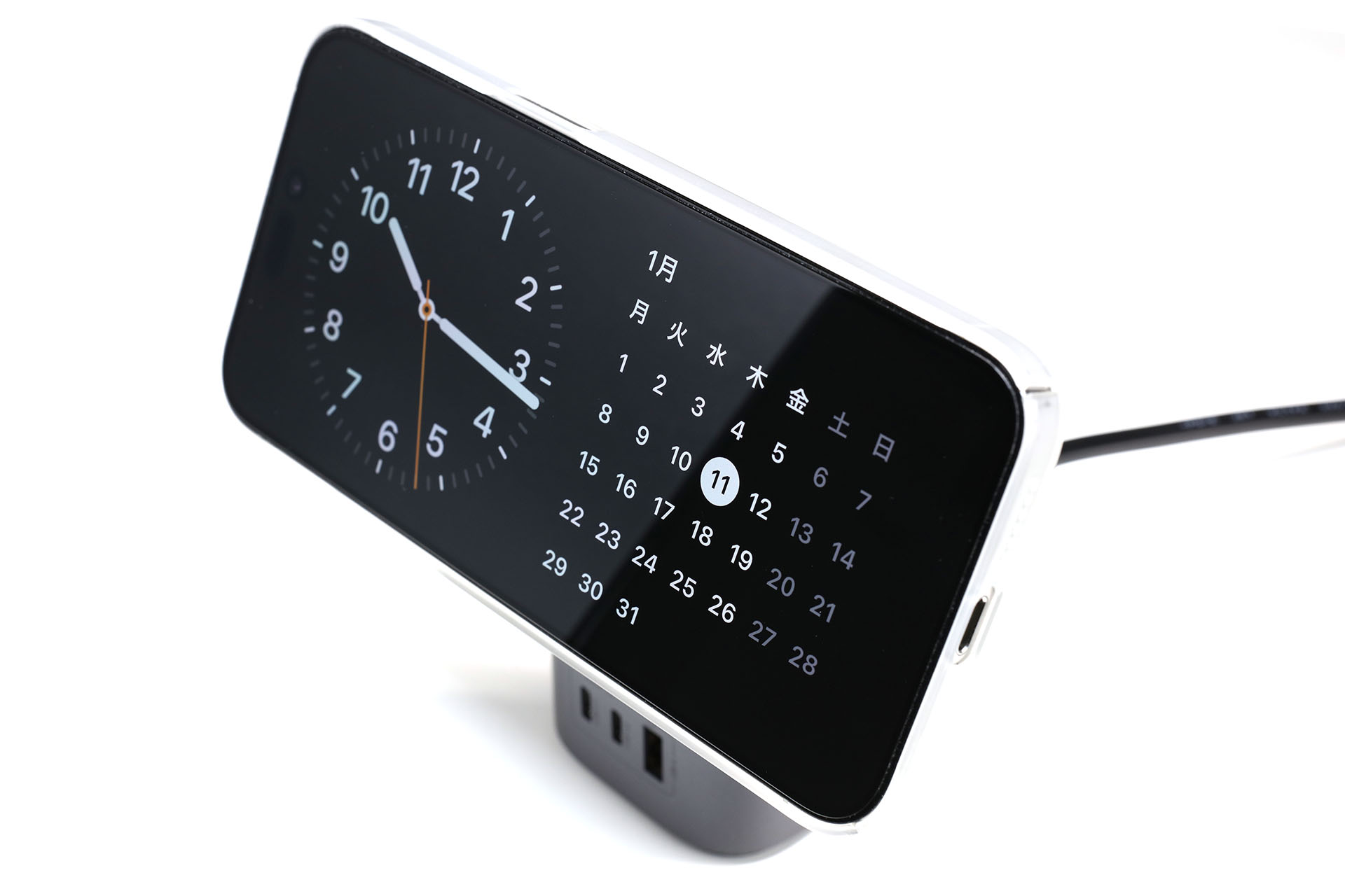 iPhoneの<a href="https://support.apple.com/ja-jp/guide/iphone/iph878d77632/ios" class="strong bn" target="_blank">「スタンバイ」</a>がオンになっていれば、もちろんスタンバイ表示が可能。