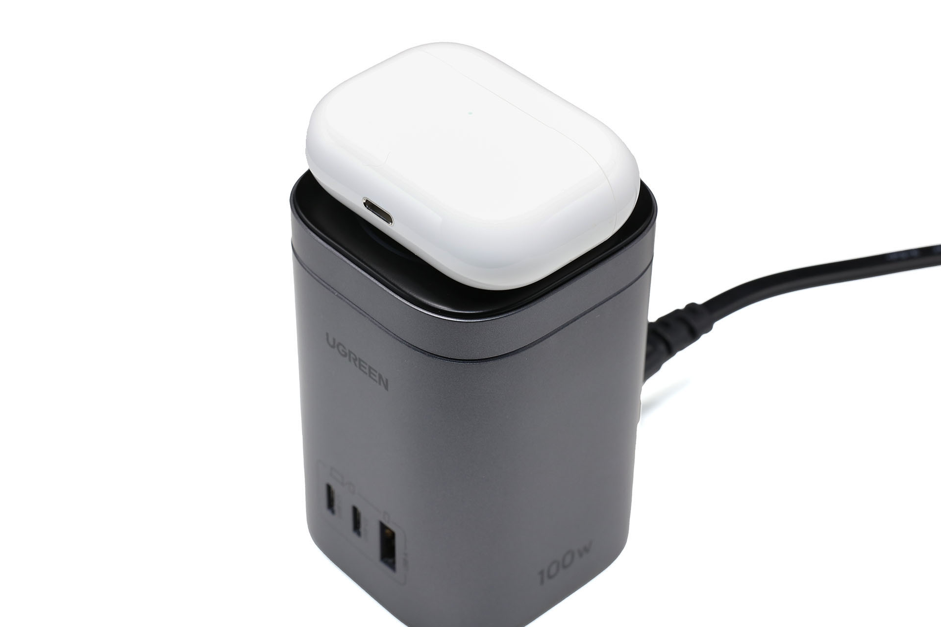 平らにすれば、MagSafeのマグネット吸着に対応させていないQi充電対応機器も充電可能。