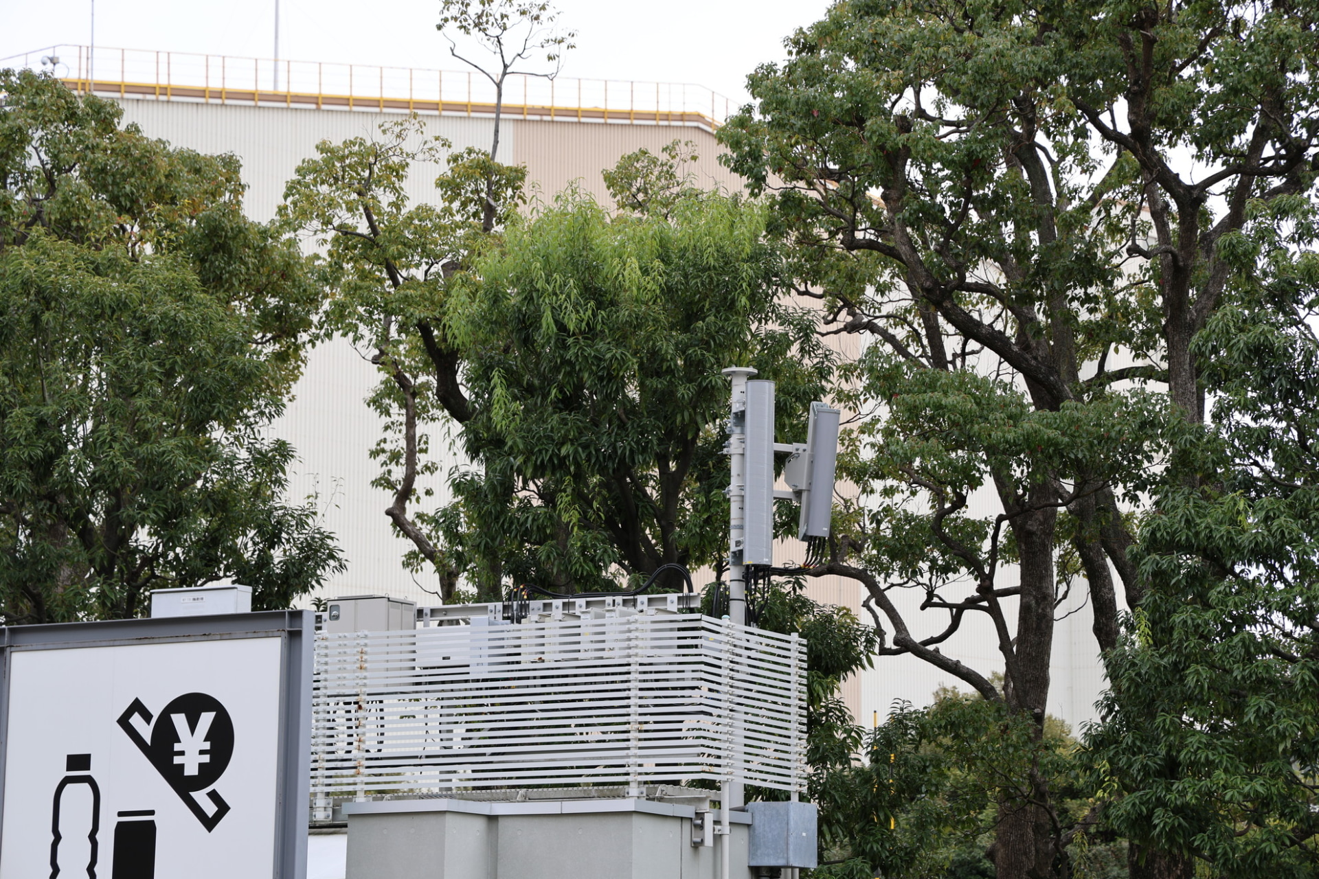 トラックヤード（左）と展示棟外側（右）に設置の5G基地局