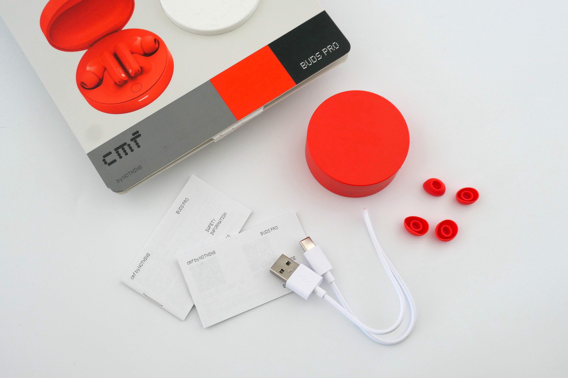 充電用のUSBケーブルと交換用のイヤーチップを同梱