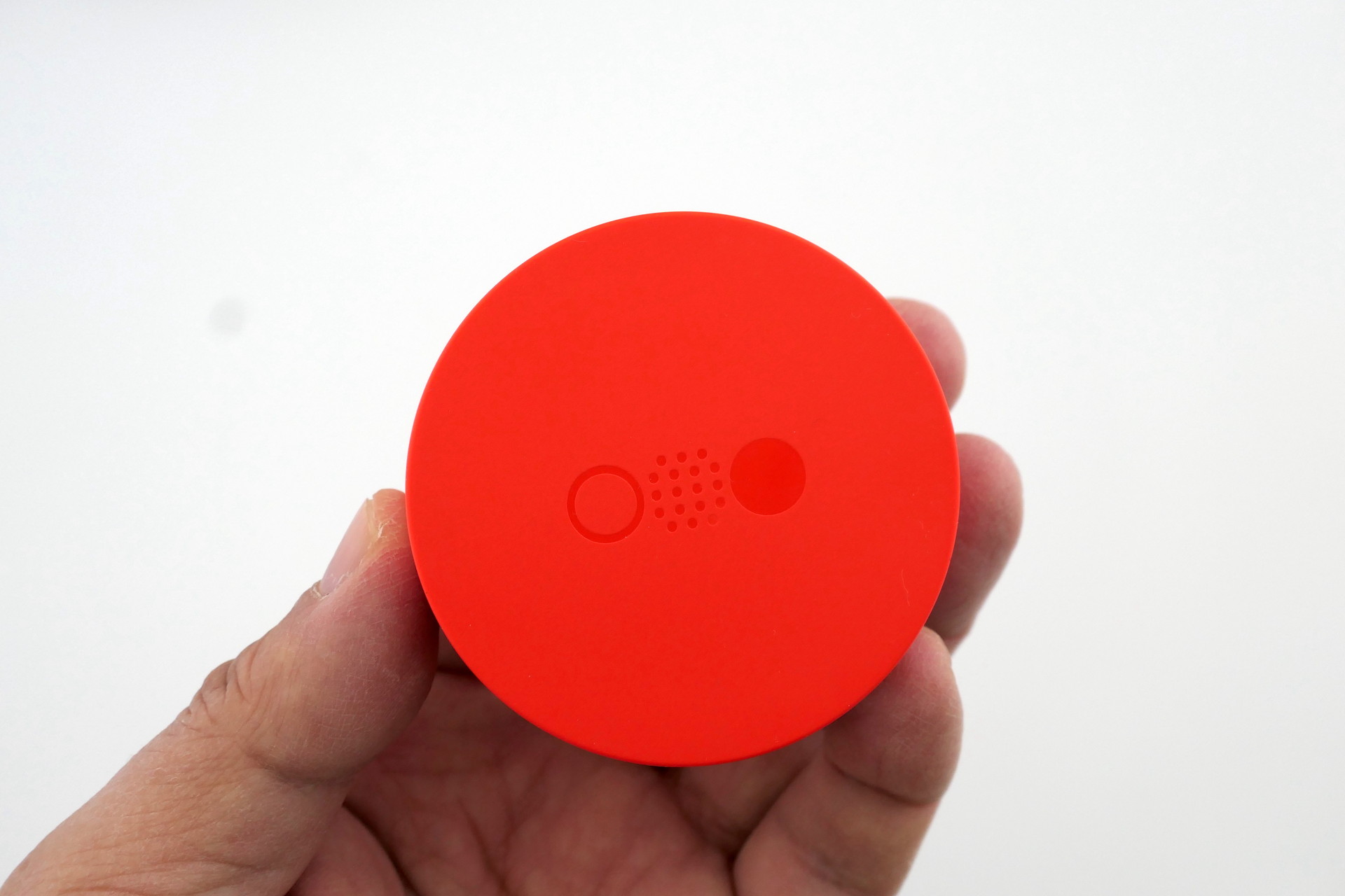 充電ケースは直径58mmで高さが24mm