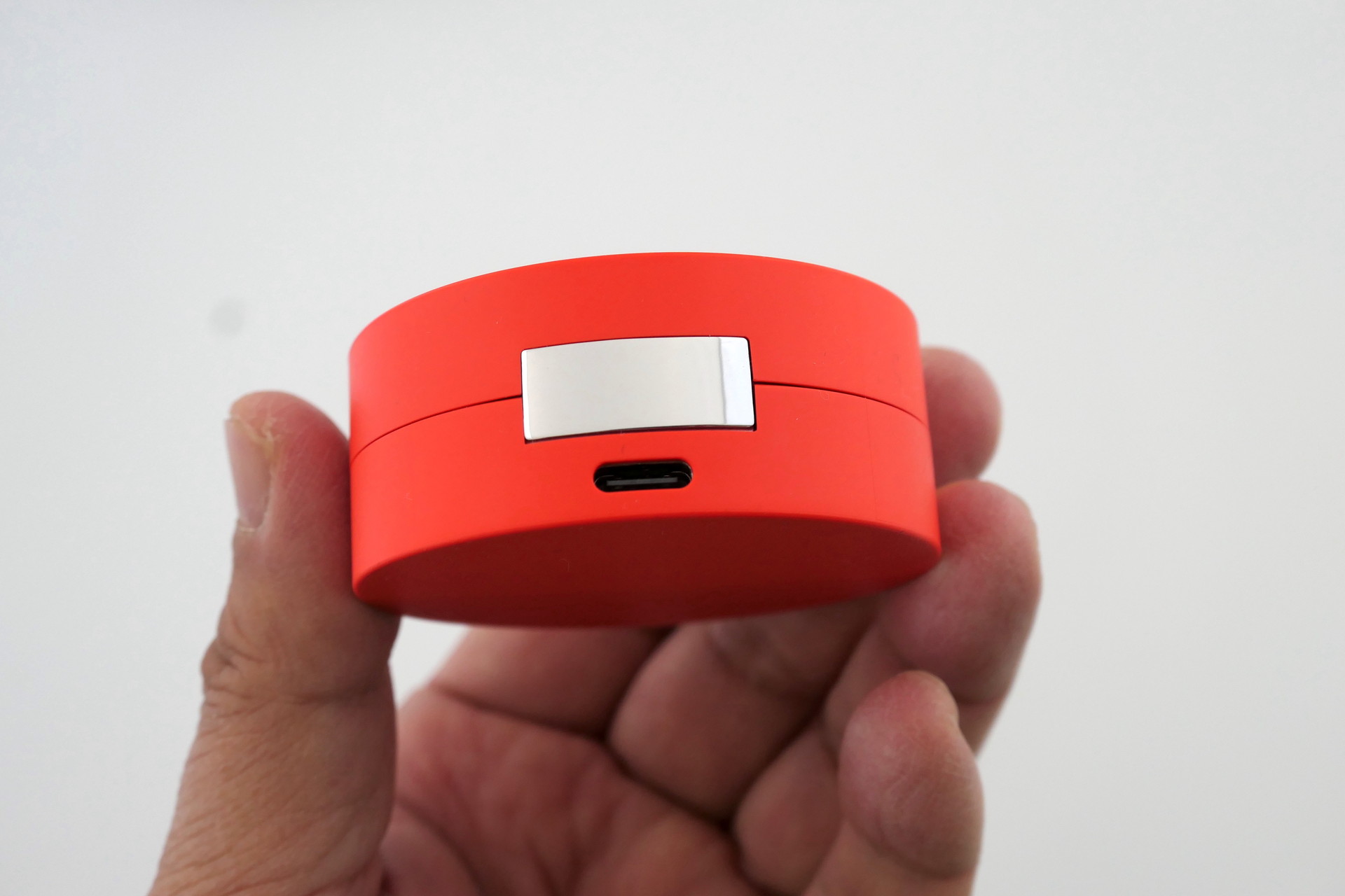 背面にUSB Type-Cポートを備える