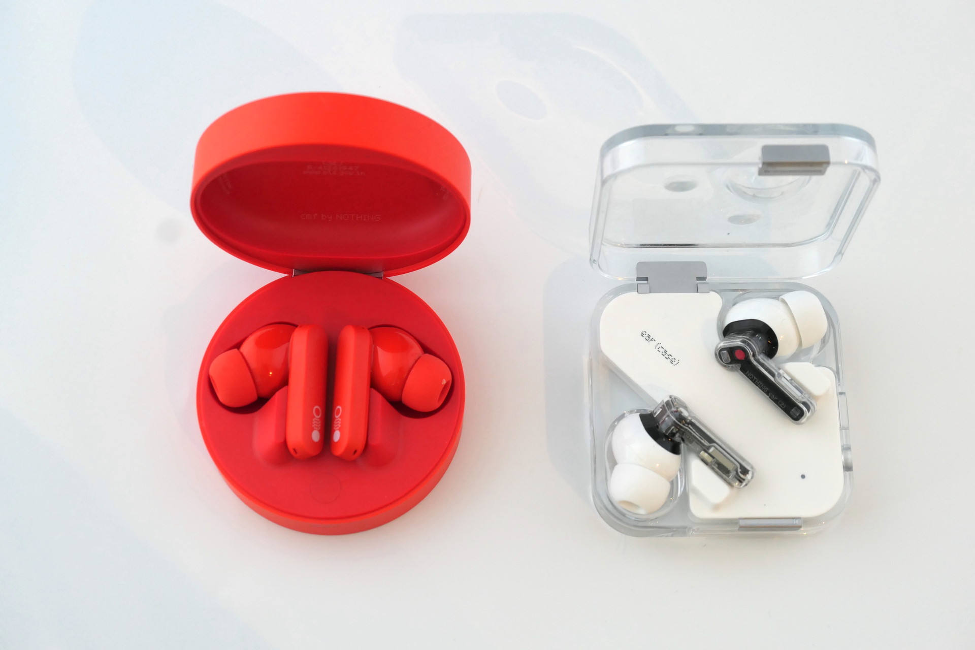 左がNothingブランドのEar(2)。デザインだけでなく音質も高く評価されているモデルだ