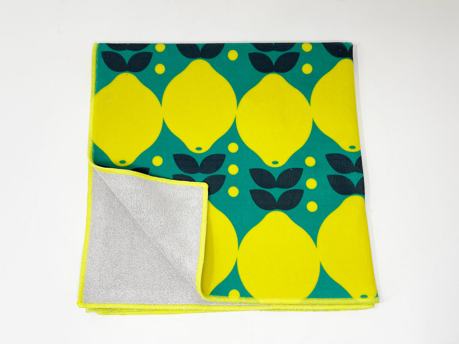 折々屋で購入した「くっつく不思議な風呂敷」。柄の名前は「コキク」と「レモン」です。