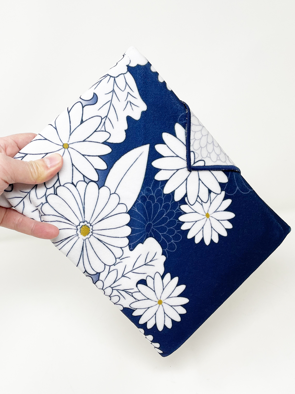 10.5インチのiPad Airもくるんと包んで保護。さっと包んだだけですが簡単に剥がれたりしません。