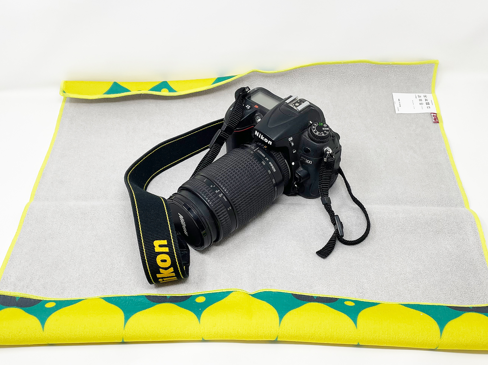 風呂敷の表裏がくっつくので、カメラのように立体的なものも包み込んで保護できます。