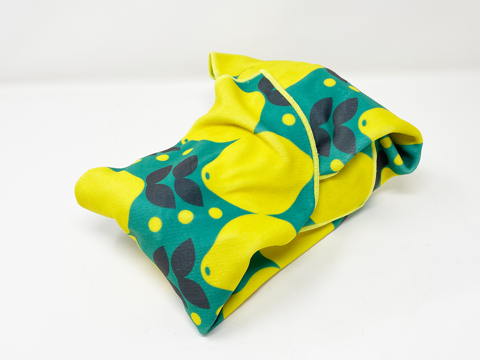 風呂敷の表裏がくっつくので、カメラのように立体的なものも包み込んで保護できます。