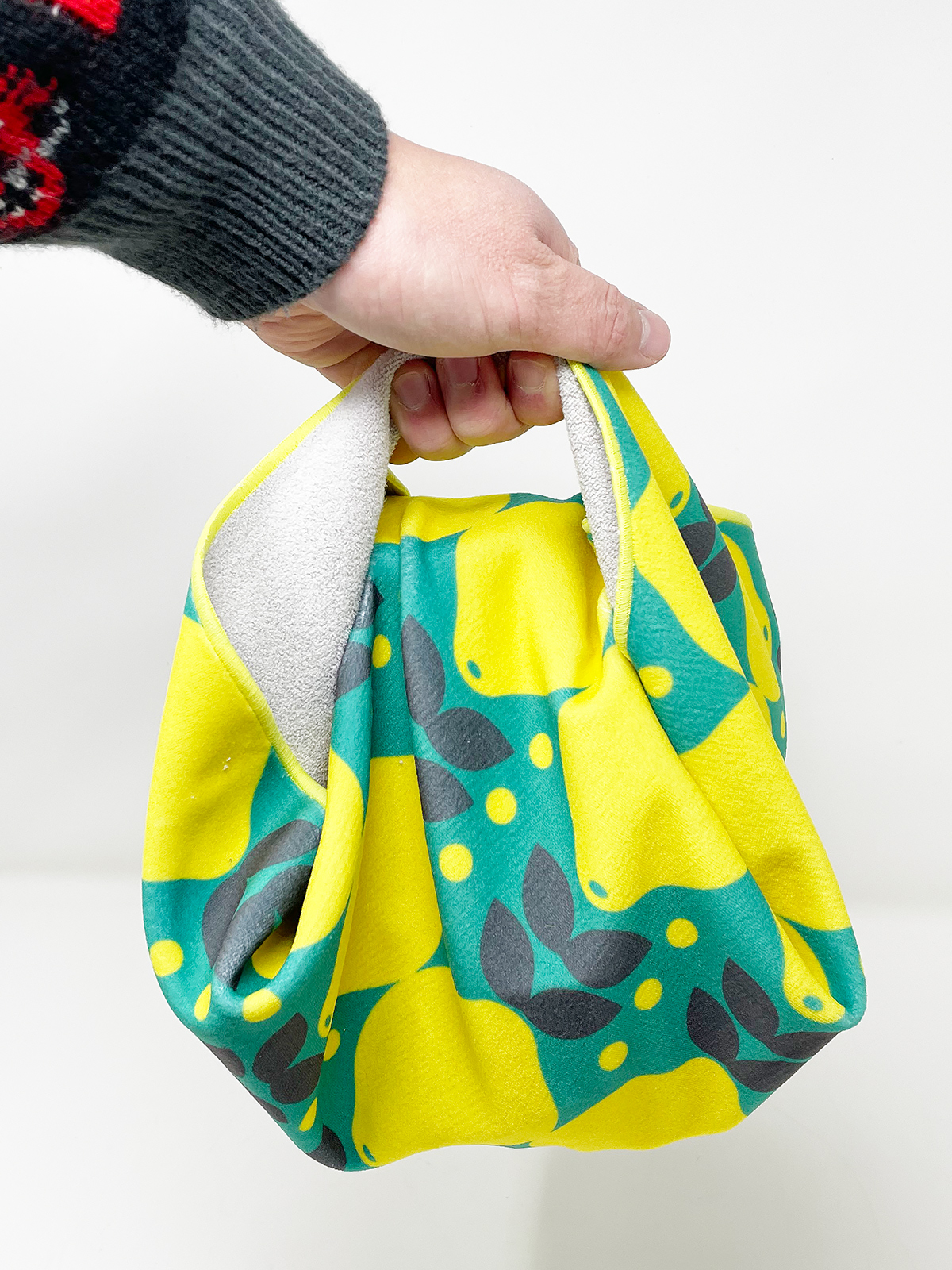 包み方を工夫すれば、このように手提げ状にすることも。ちょっとしたお土産を包んで持参するとおしゃれかも。