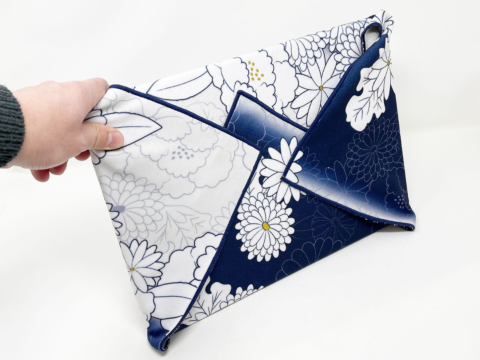 50×50cmの大きさなので、16インチのMacBook Proも簡単に包むことができました。