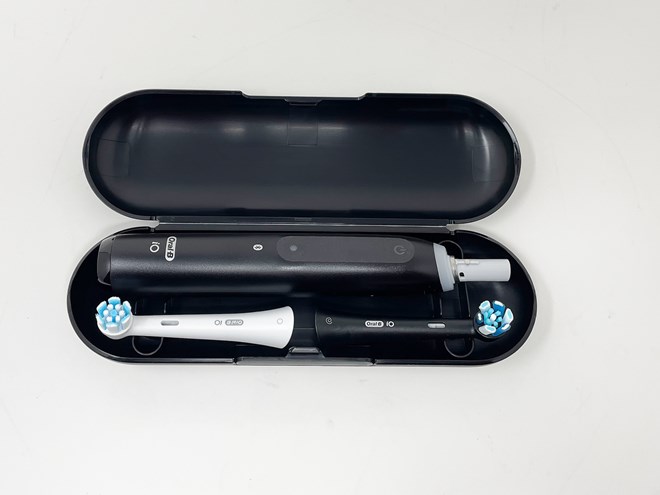 専用のキャリングケースと、替えブラシが2本付属していました。